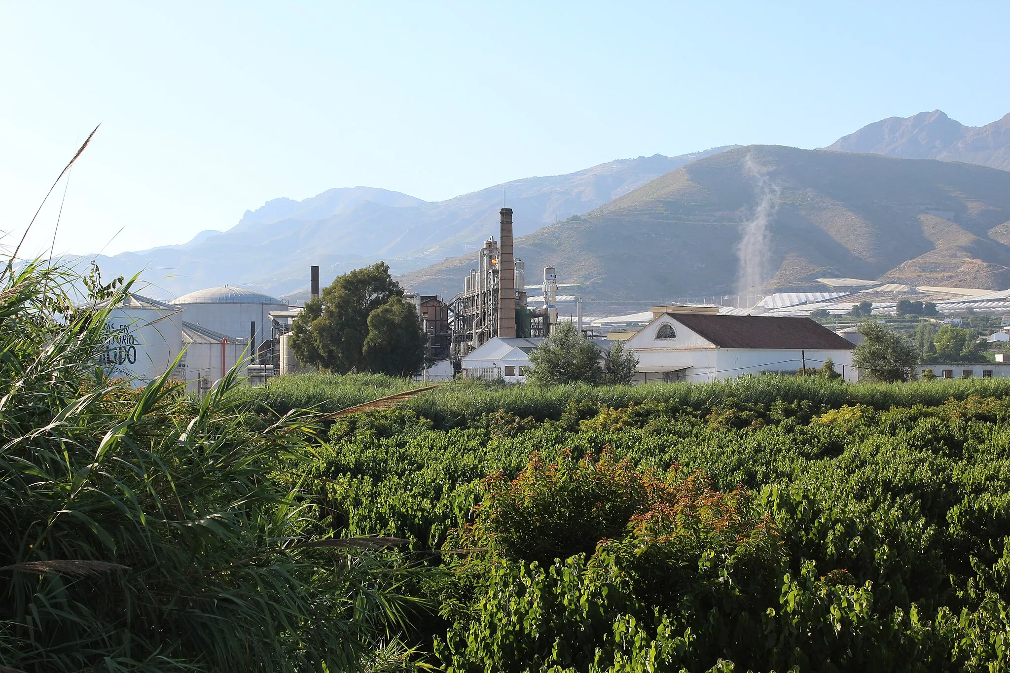 Photo showing: Vista lejana de una destilería, antigua fábrica de azúcar, en Lobres.