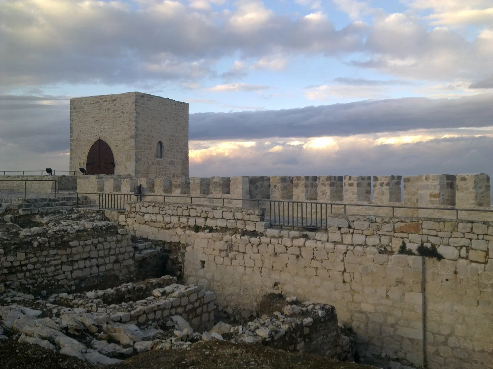 Photo showing: Patio de armas del Castillo de Santa Catalina de Jaén.