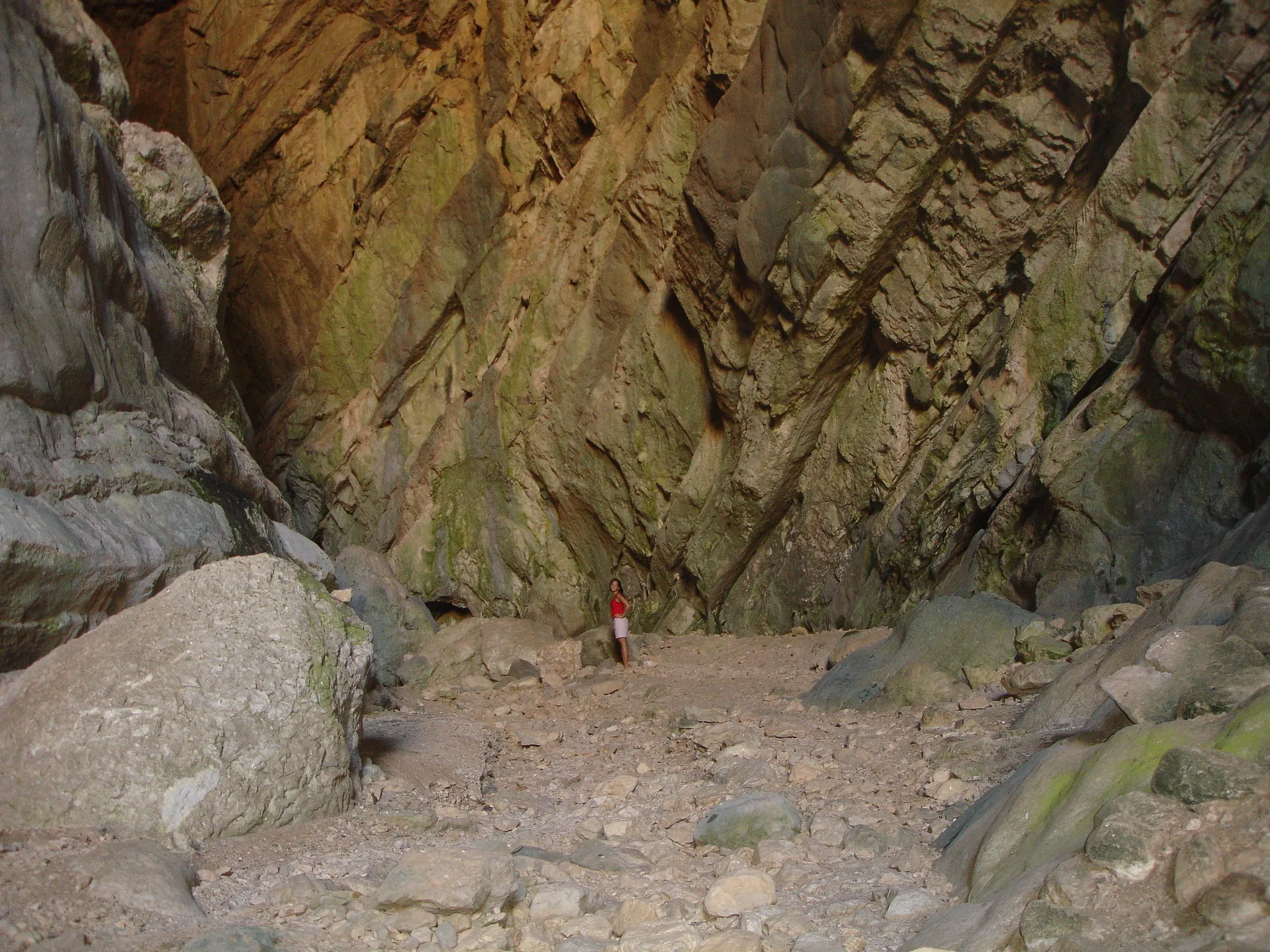 Photo showing: Entrance to Cueva del Gato (Cave of the Cat) without water. A tourist is there to appreciate sizes. Andalusia, Spain