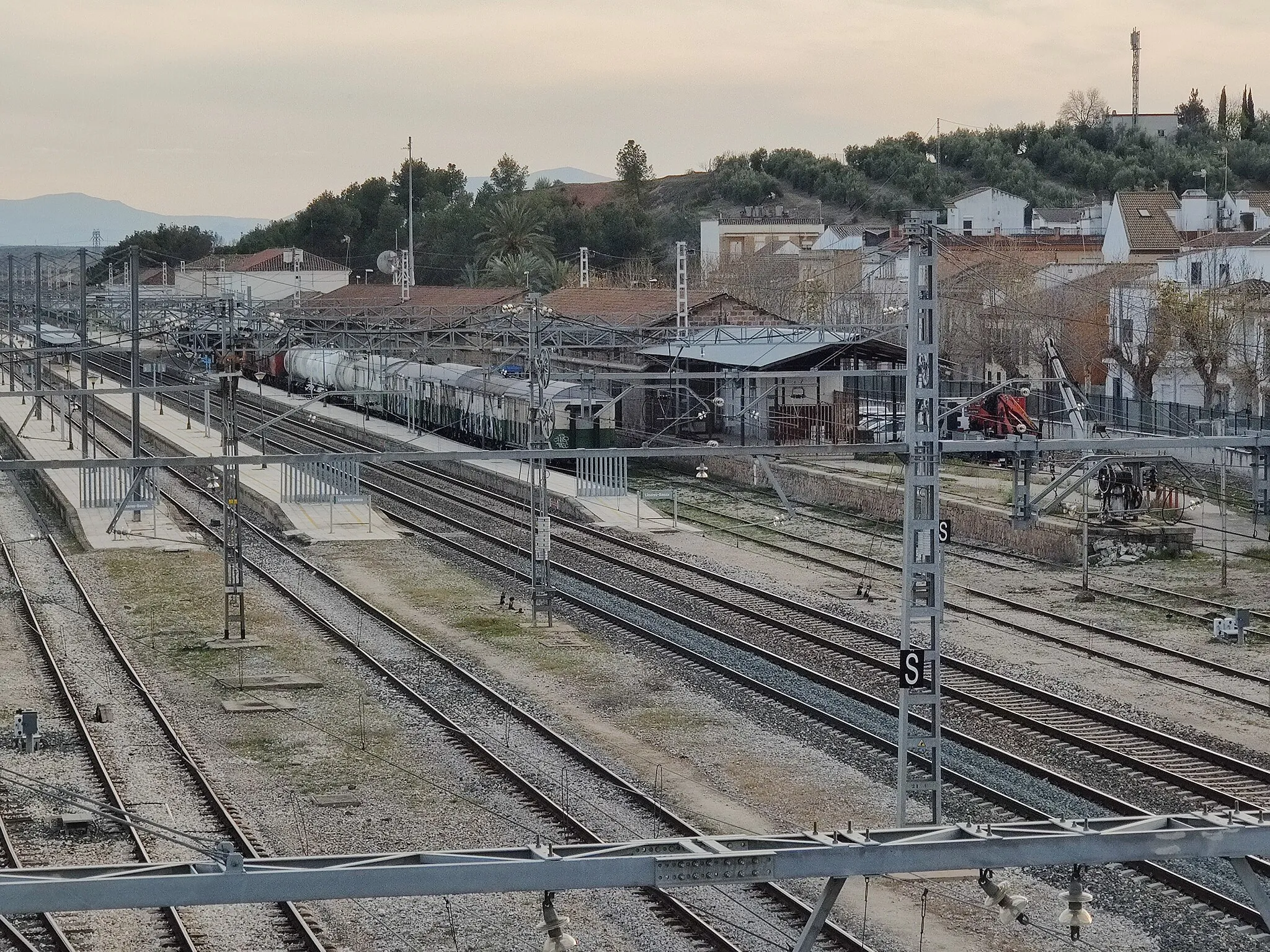 Photo showing: Vista lejana de la Estación ferroviaria de Linares-Baeza.