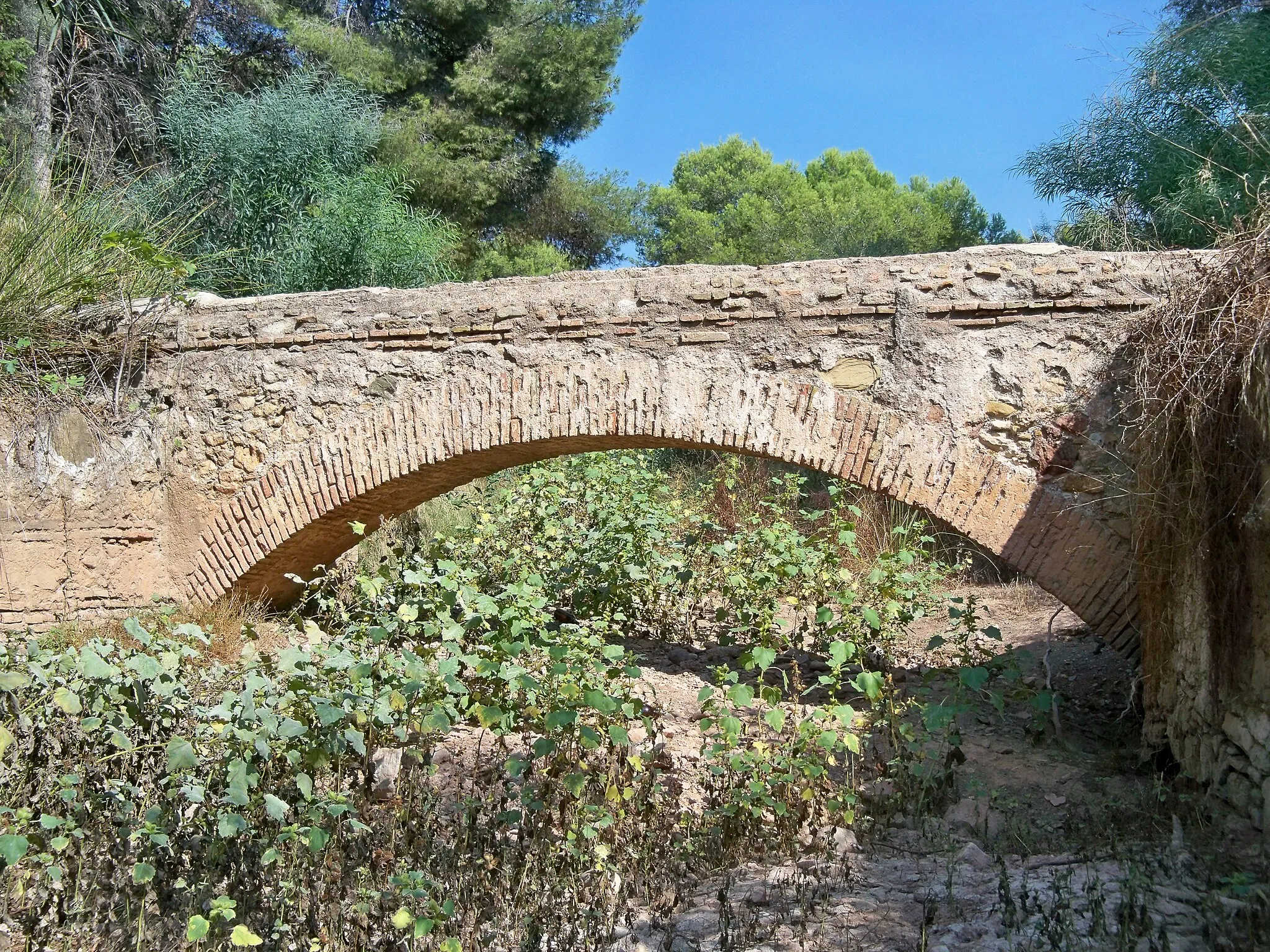 Photo showing: Puente sobre el arroyo de Teatinos. El puente formaba parte del antiguo acueducto del Almendral del Rey (1532-1556), Málaga, España. Este puente formaba parte del sistema de abastecimiento de agua de la ciudad de Málaga conocido como Aguas de la Trinidad, que estuvo en funcionamiento desde mediados del siglo XVI hasta principios del siglo XX.