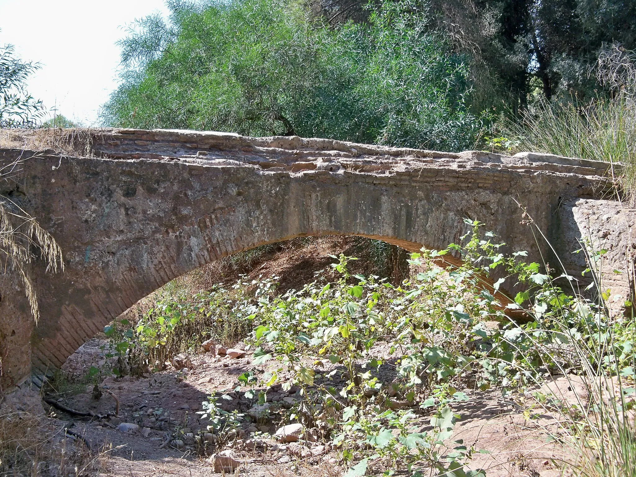 Photo showing: Puente sobre el arroyo de Teatinos. El puente formaba parte del antiguo acueducto del Almendral del Rey (1532-1556), Málaga, España. Este puente formaba parte del sistema de abastecimiento de agua de la ciudad de Málaga conocido como Aguas de la Trinidad, que estuvo en funcionamiento desde mediados del siglo XVI hasta principios del siglo XX.