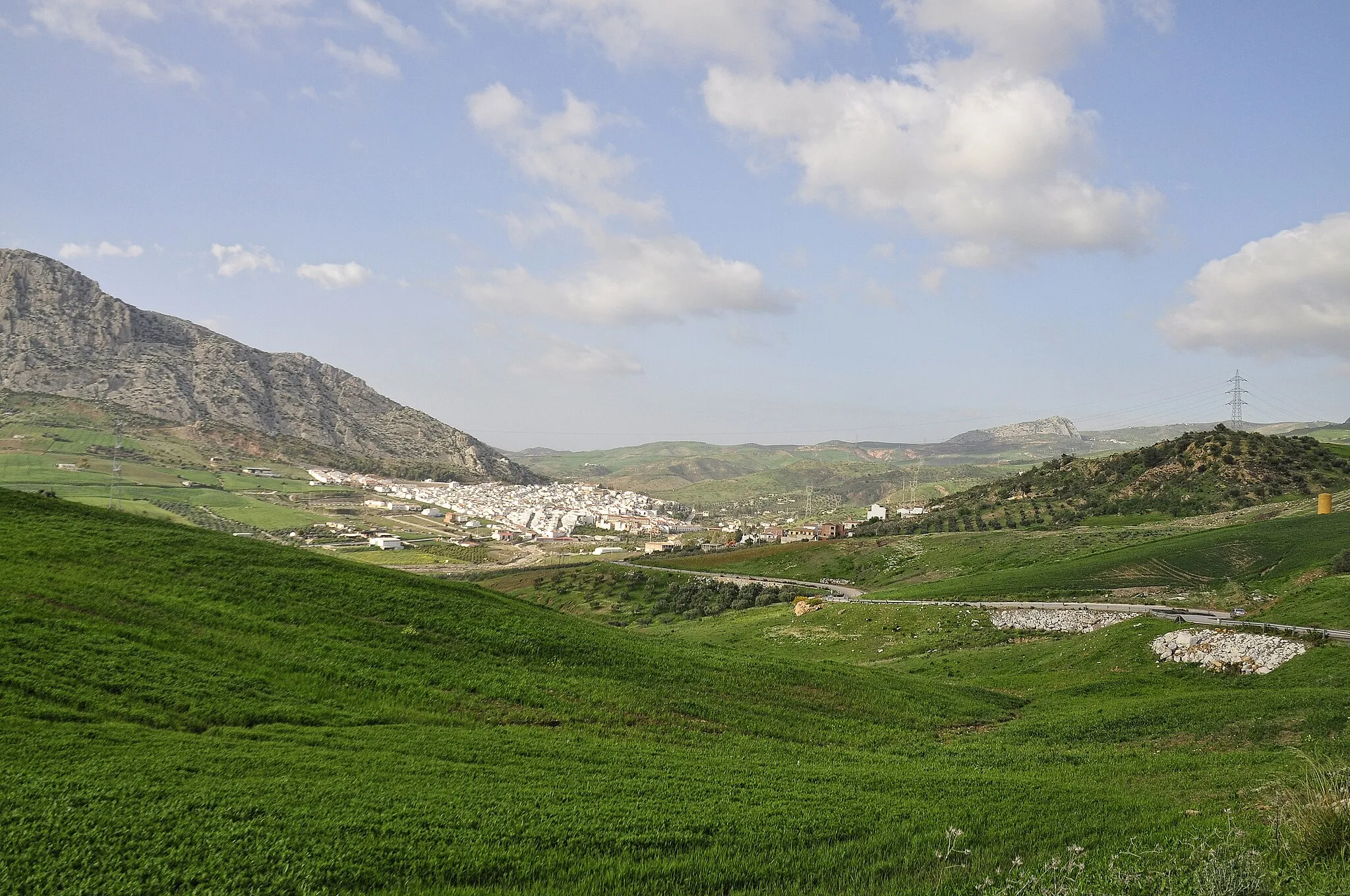 Photo showing: El término municipal de Valle de Abdalajís  se encuentra situado entre las comarcas de Antequera y del Guadalhorce,  a 340 metros de altitud sobre el nivel del mar, en la provincia de Málaga. Se encuentra rodeado, en su mayor parte, por los términos municipales de Antequera, y en menor medida, Álora. En el entorno del Valle de Abdalajís tiene un gran protagonismo la sierra de la que el pueblo recibe su nombre. Ésta forma parte de la cordillera Penibética y actúa como telón kárstico calizo, formado en el periodo Jurásico.