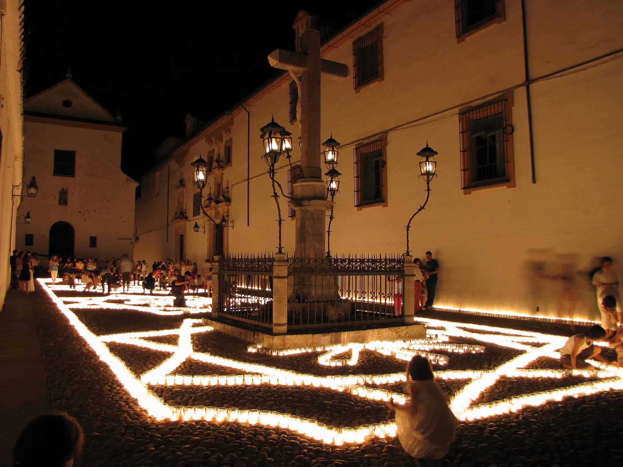 Photo showing: Cristo de los Faroles iluminado con velas (Córdoba, España).