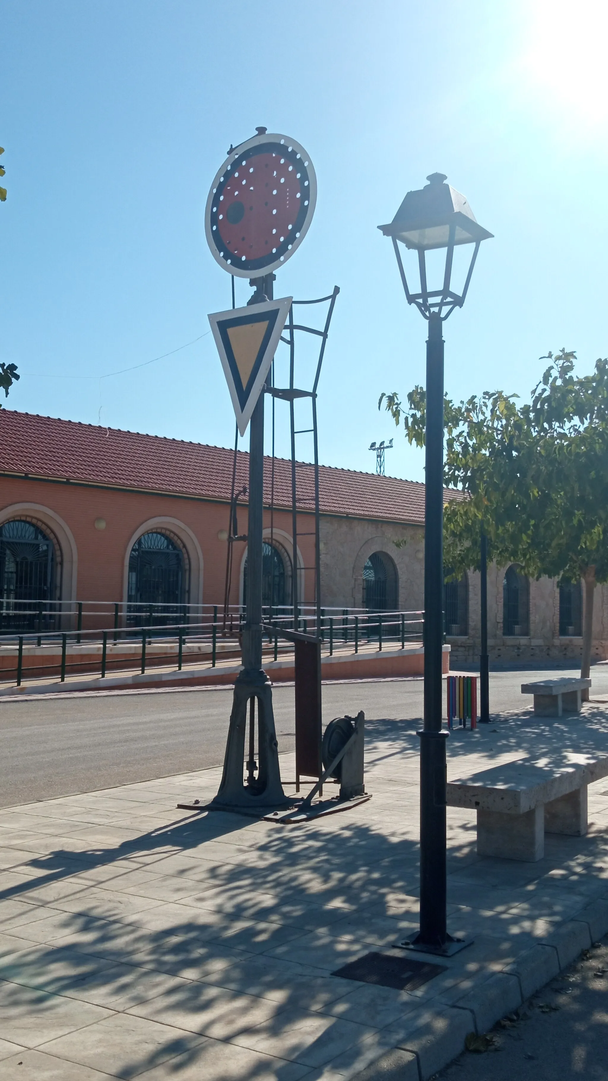 Photo showing: Antigua señal restaurada de GSSR (The Great Southern of Spain Railway Company Limited, empresa promotora de la antigua ruta ferroviaria Guadix-Lorca) en las cercanías de la estación de Almanzora, en el paseo de la calle Santa Cruz. Al fondo, antiguo muelle de la estación, también restaurado.