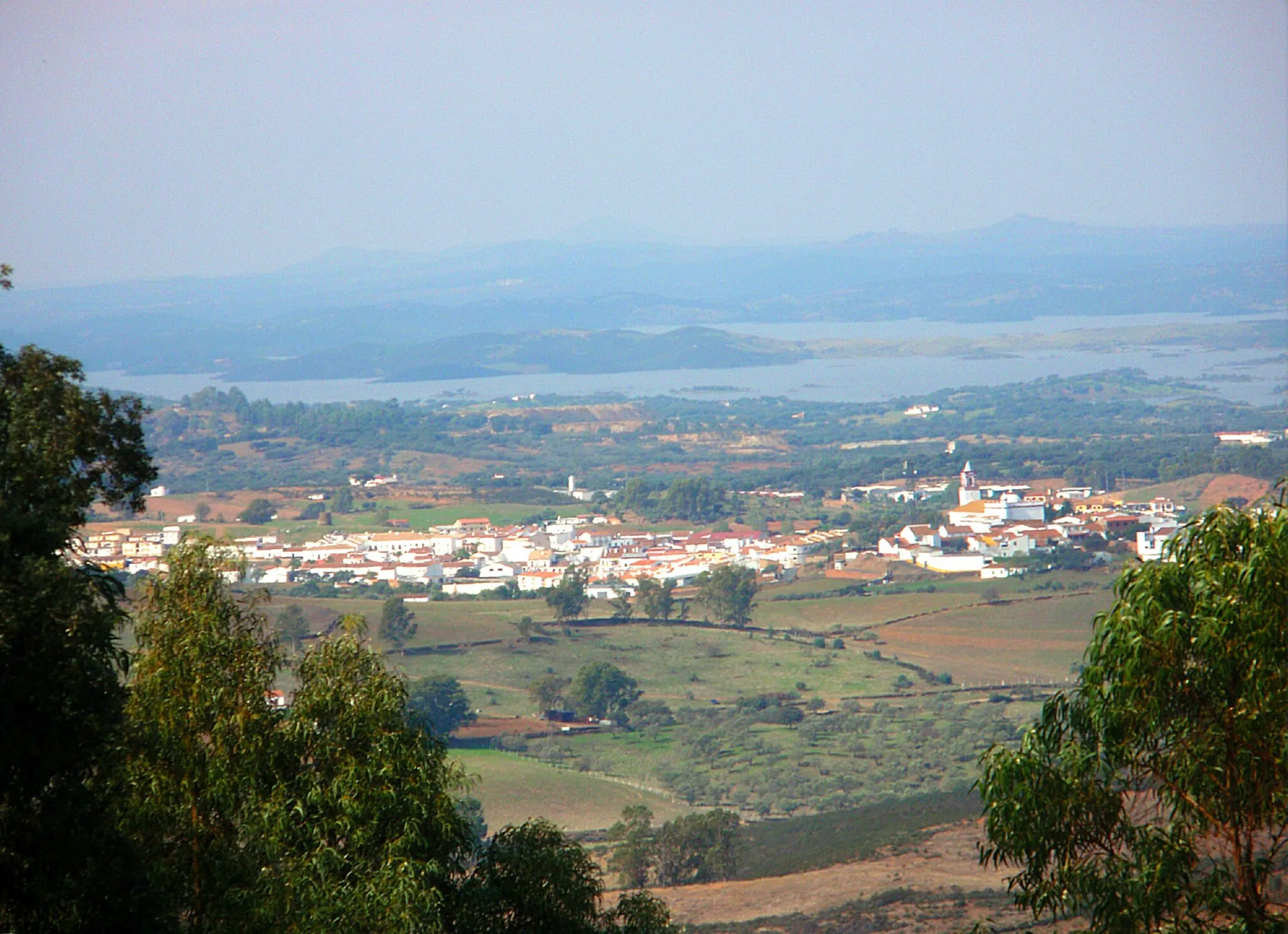Photo showing: Vista del núcleo de población de Puebla de Guzmán desde el Cerro del Águila.