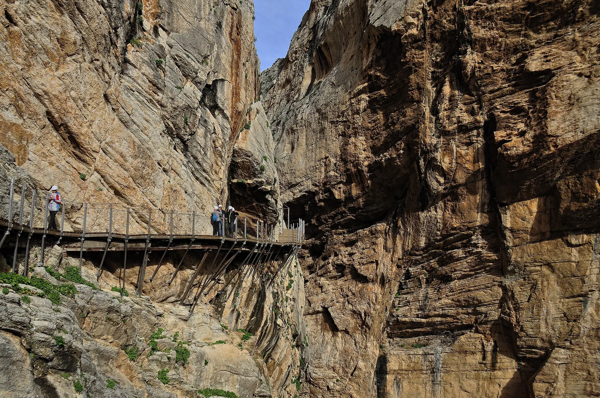 Photo showing: El Paraje Natural Desfiladero de los Gaitanes se encuentra en el centro de la provincia, entre los municipios de Álora, Antequera y Ardales. Constituye uno de los paisajes más espectaculares de la sierra malagueña, con paredes escarpadas y de altura considerable, entre las que discurre el río Guadalhorce después de pasar por los embalses de El Chorro, Guadalhorce, Guadalteba y Gaitanejo.

El Desfiladero de los Gaitanes es un cañón excavado por el río Guadalhorce en el término municipal de Álora, con acceso desde el norte por los embalses del Guadalhorce y desde el sur por El Chorro, que en algunos puntos sólo tiene 10 metros de anchura y que alcanza los 700 metros de profundidad.