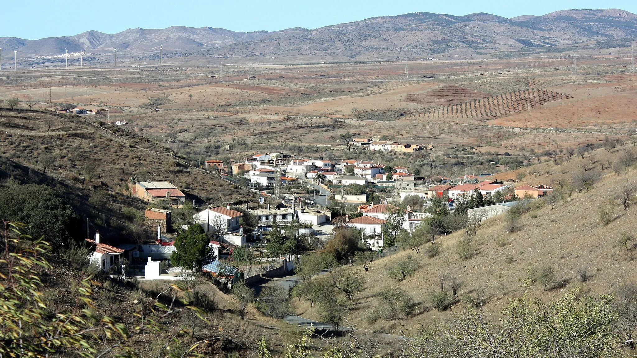Photo showing: Vista general de a pedanía La Huertezuela, en el municipio de Huéneja (Granada, España). Se puede distinguir los molinos de viento al fondo