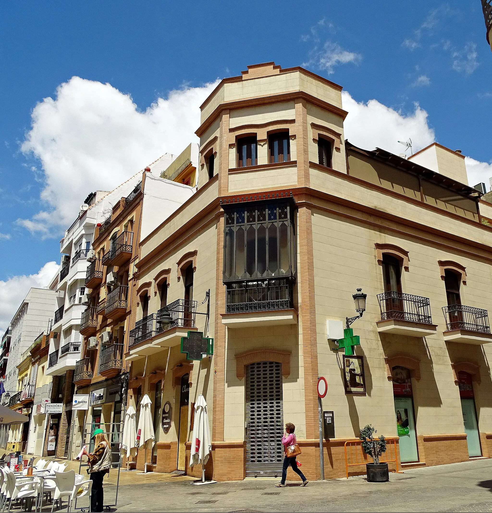 Photo showing: Edificio situado en el n.º 25 de la calle Berdigón, en Huelva (España).