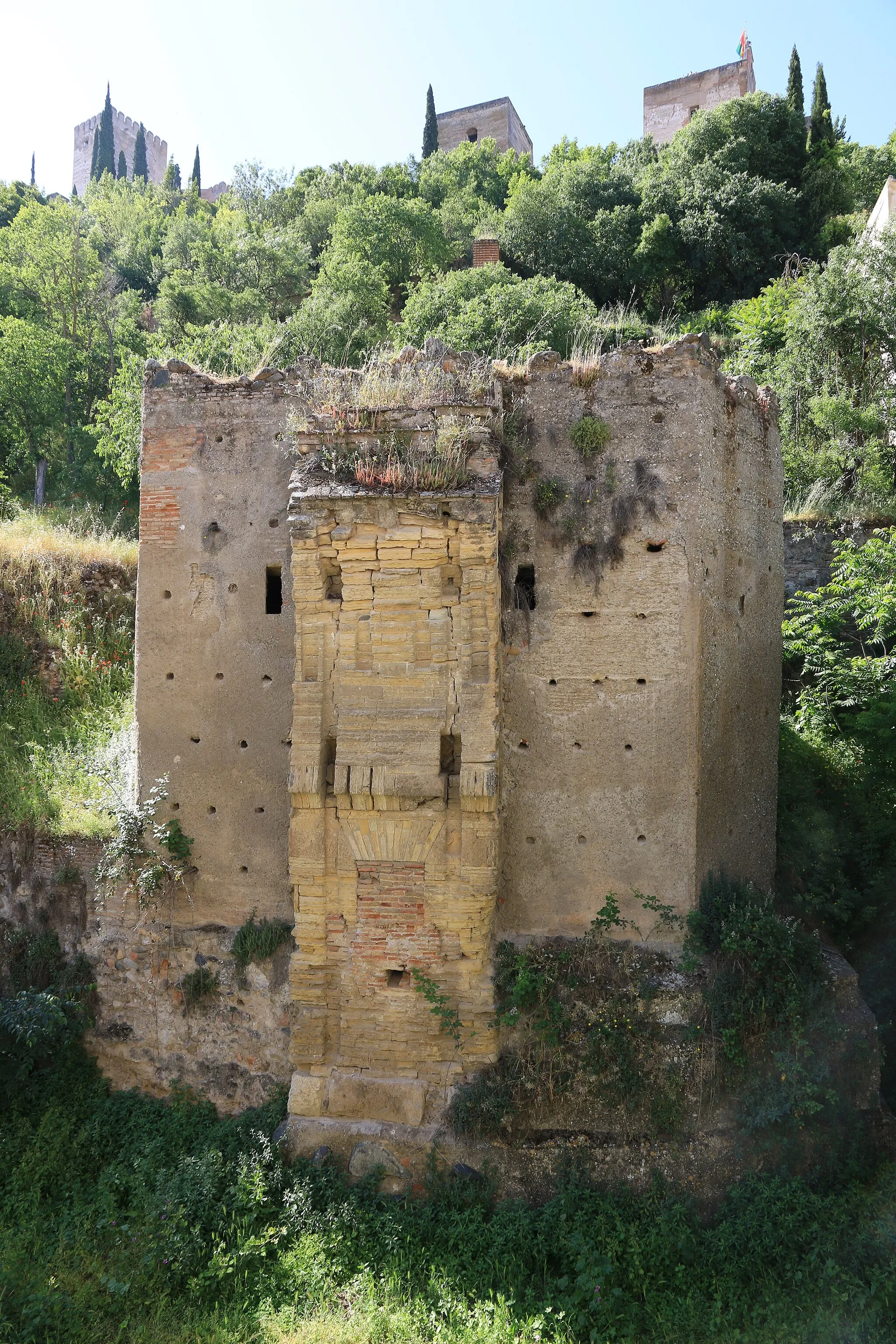 Photo showing: old gateway across rio darro in albaicin in granada - to alhambra