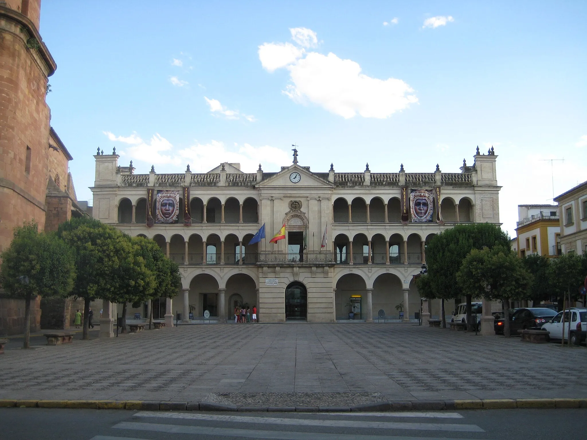 Photo showing: El ayuntamiento de Andújar es un antiguo corral de comedias construido entre 1621 y 1630. El cuerpo central, de estilo neoclasico, es obra del arquitecto Juan de la Mata de 1791.