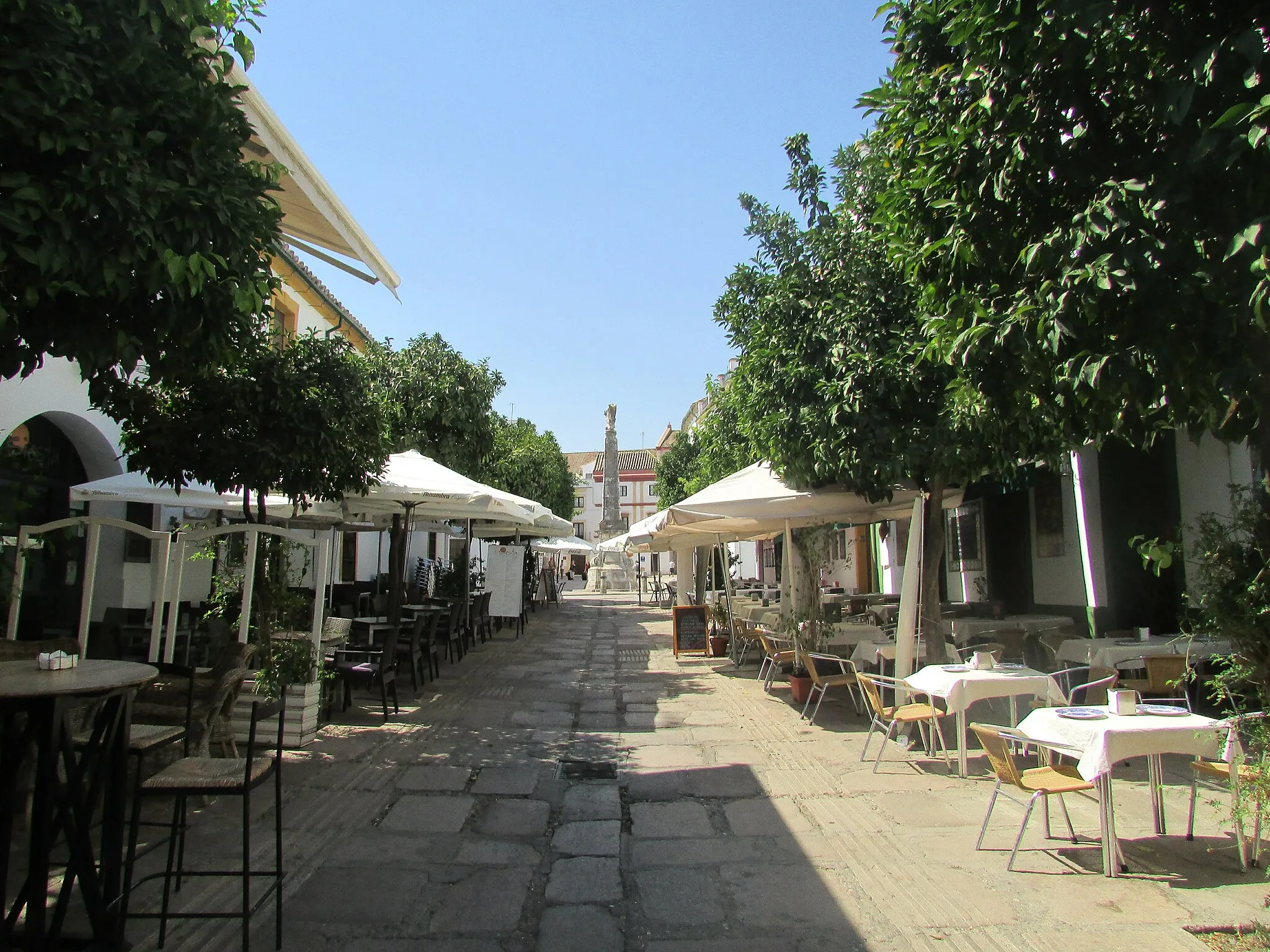 Photo showing: Looking south-east along Calle Enrique Romero Torres towards "The Triumph of San Rafael" in the Plaza del Potro within the city of Córdoba, Andalusia, Spain.