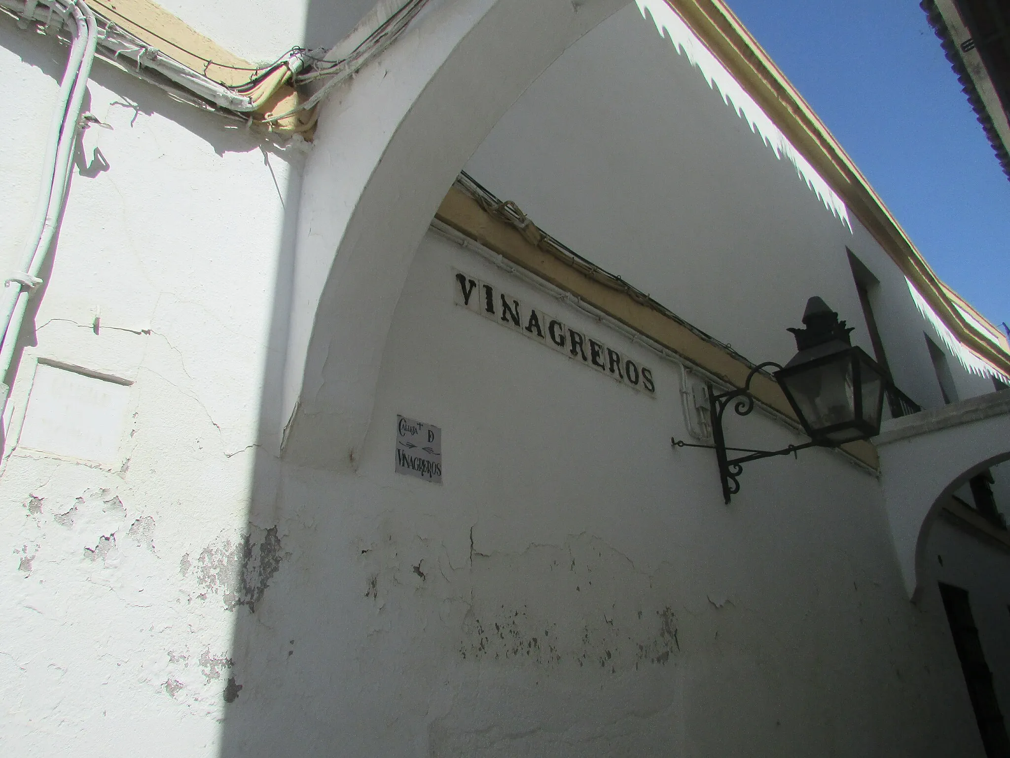 Photo showing: A tile sign which designates the Calle Vinagreros within the city of Córdoba, Andalusia, Spain.