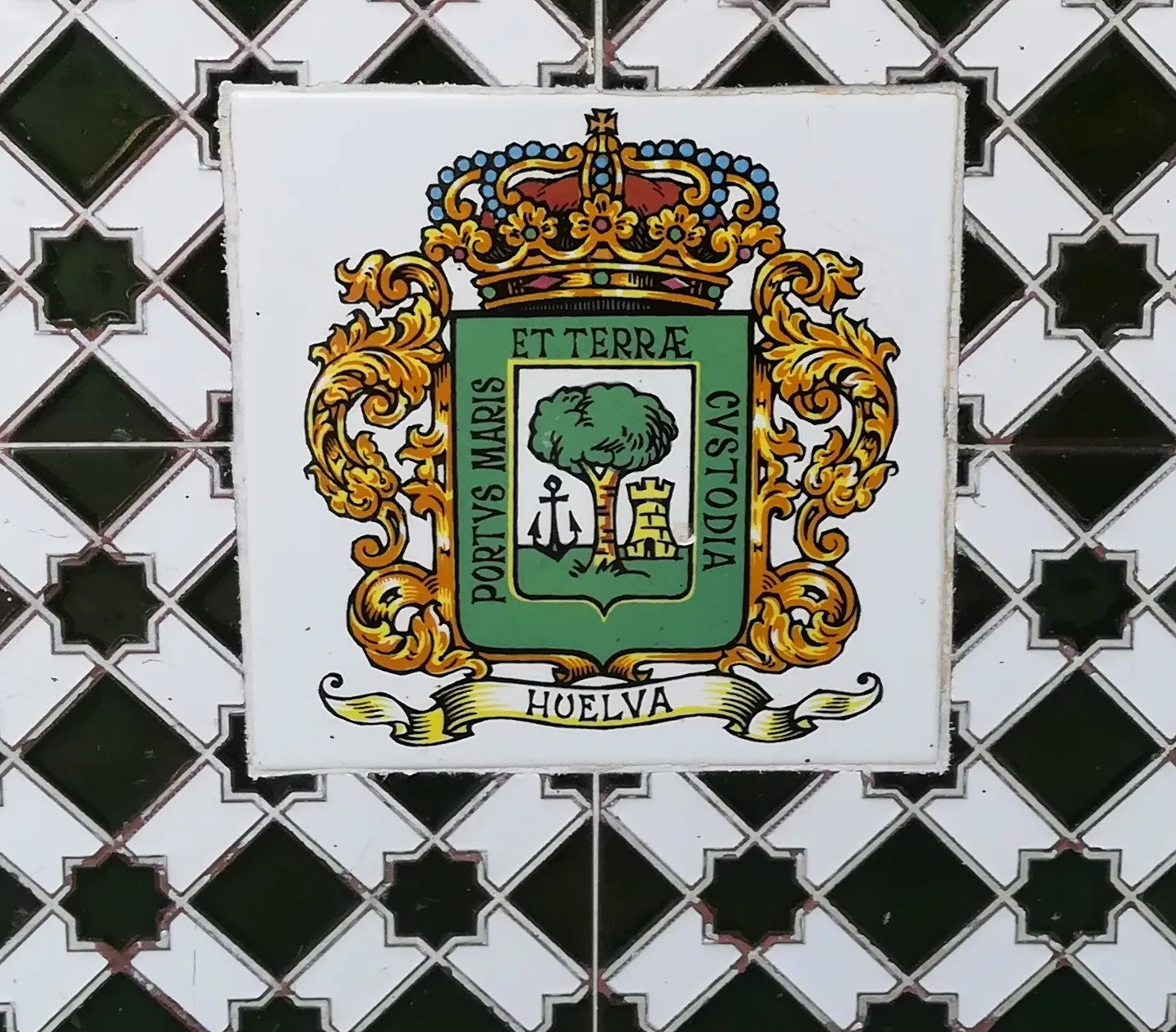 Photo showing: Escudo de Huelva. Fuente de la Plaza Mayor. El Viar, Alcalá del Río, provincia de Sevilla. Andalucía, España.