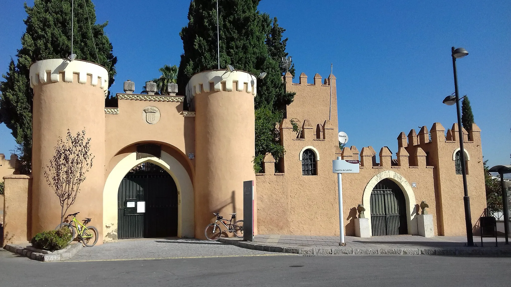 Photo showing: Vista del Castillo de Láchar, en la provincia de Granada (España)