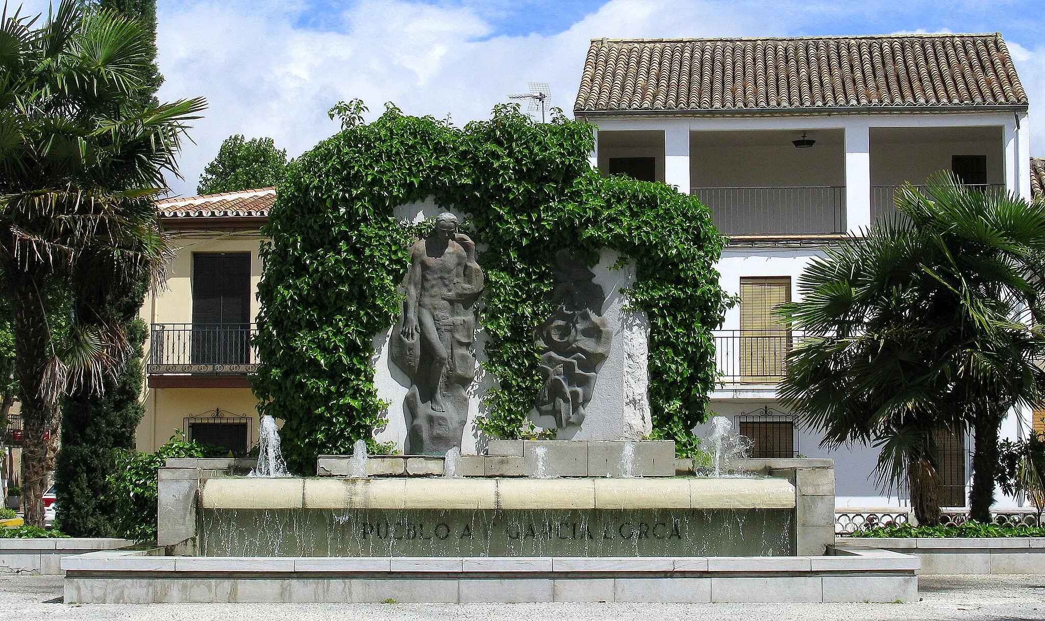 Photo showing: The inscription reads "PUEBLO A F GARCIA LORCA".
"Tengo un deber de gratitud con este hermoso pueblo donde nací y donde trascurrió mi dichosa niñez...  yo, cuando in Madrid o en otro sitio me preguntan el lugar de mi nacimiento,,, digo que nací en Fuente Vaqueros...
Está edificado sobre el agua. Por todas partes cantan las acequias y crecen los altos chopos donde el viento hace sonar sus músicas suaves en el verano..."
Federico García Lorca
Translation into English by the Patronage Federico García Lorca:
"I have a duty of gratitude to this charming village where I was born and spent my happy childhood... when I am asked in Madrid or elsewhere, for the place of my birth... I say that I was born in Fuente Vaqueros...
It is built on the water. Everywhere the ditches sing and high poplars grow, where the wind does blow its soft melodies in the summer..."
Federico García Lorca

The text appears on the home page of the website of the Patronato Cultural Federico García, the agency that manages the Museo Casa Natal FGL, a museum in the house in which García Lorca was born in 1898.