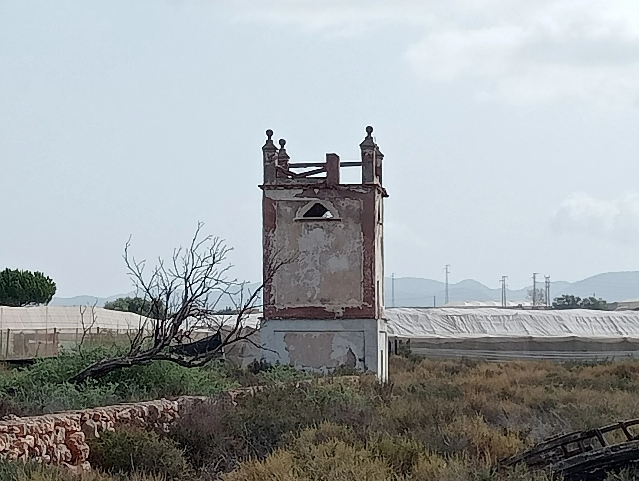 Photo showing: Restos del Cortijo de Torremarcelo, que fue destruido a principìos del siglo XXI, quedando del mismo los restos de una balsa y un palomar.