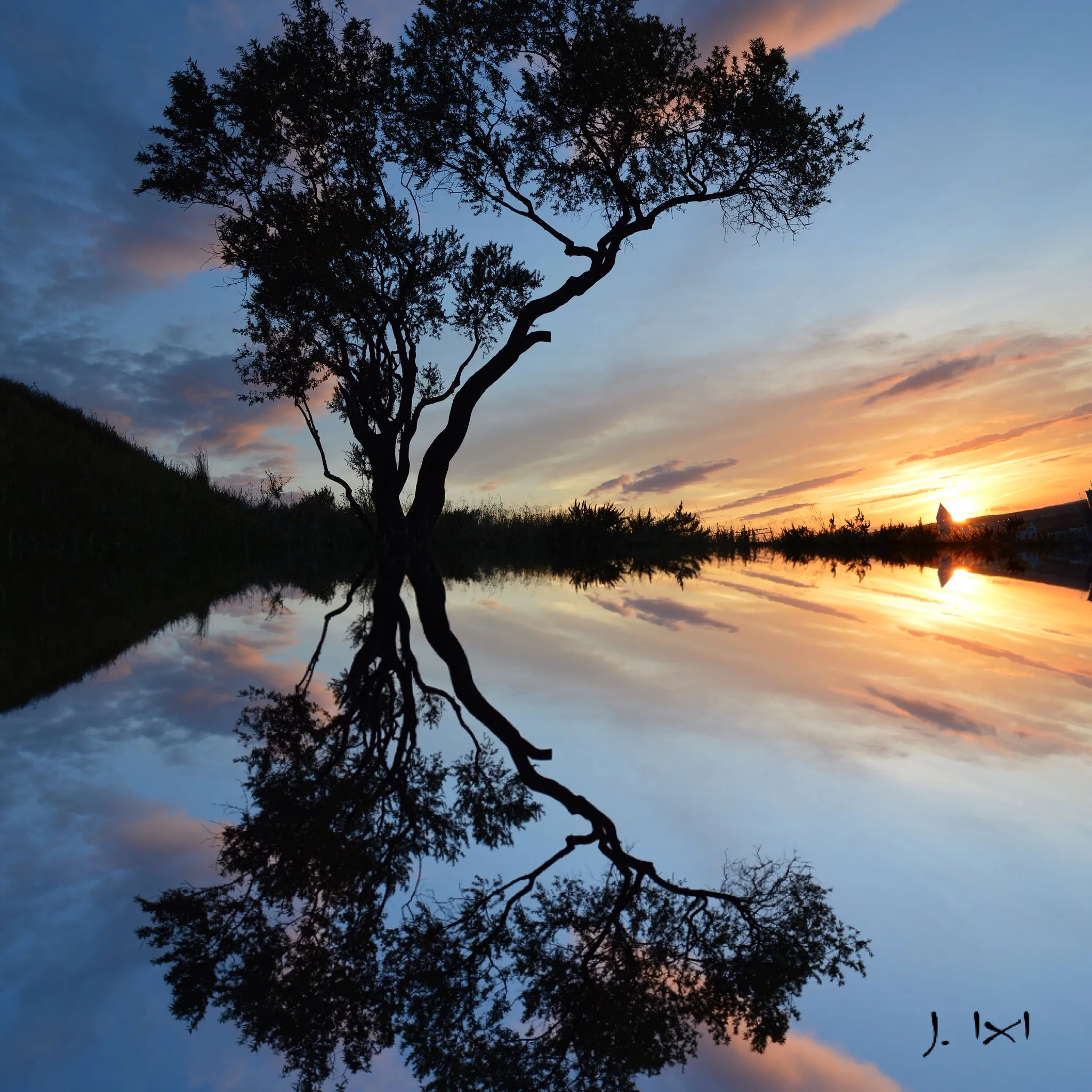 Photo showing: 500px provided description: Foto desdoblada atardecer en el conquero Huelva [#atardecer ,#huelva ,#reflexi?n]