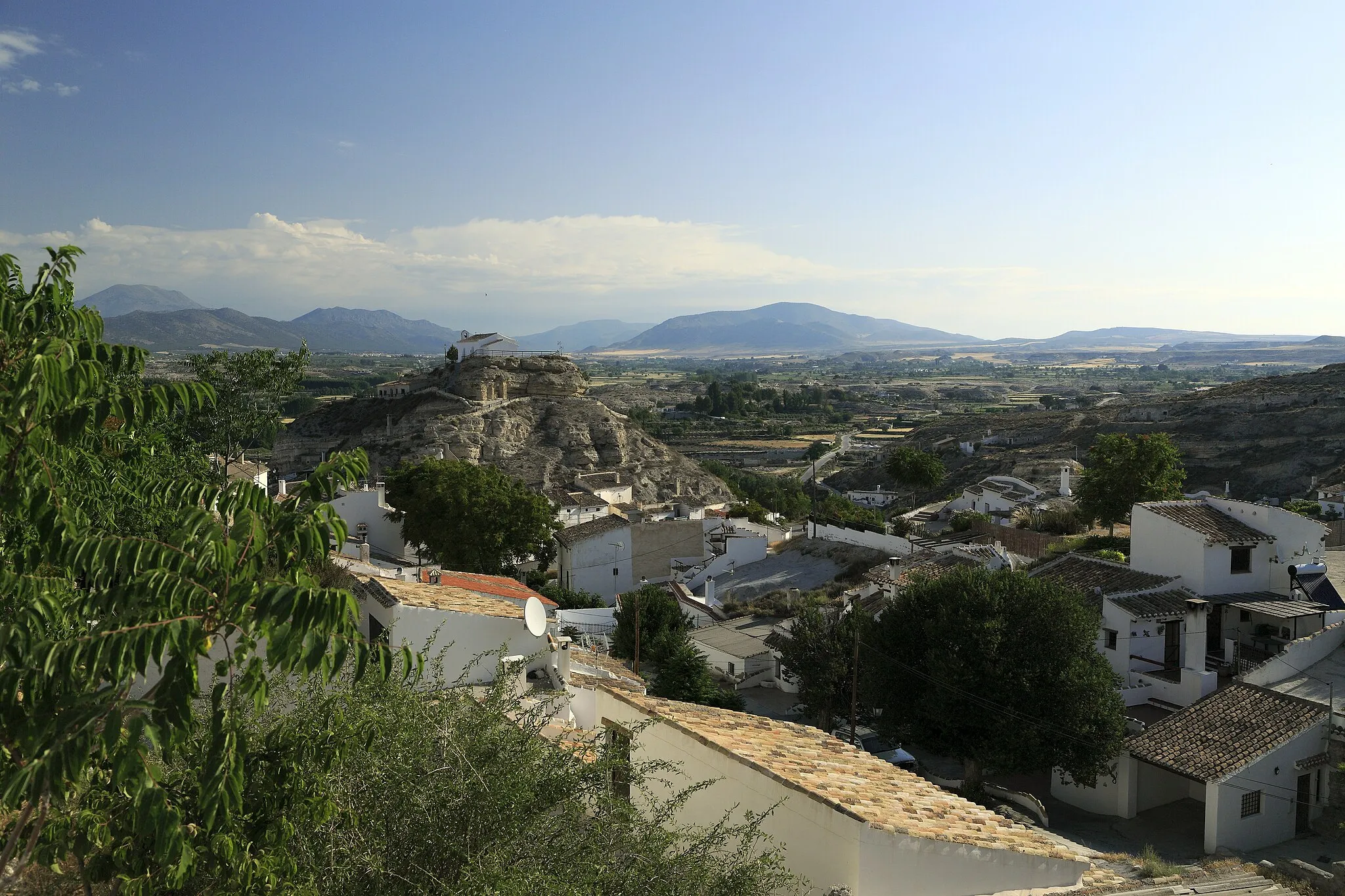 Photo showing: Von der Calle Collado Alto Richtung Norden, der Hügel ist wie der benachbarte mit Höhlenwohungen versehen.