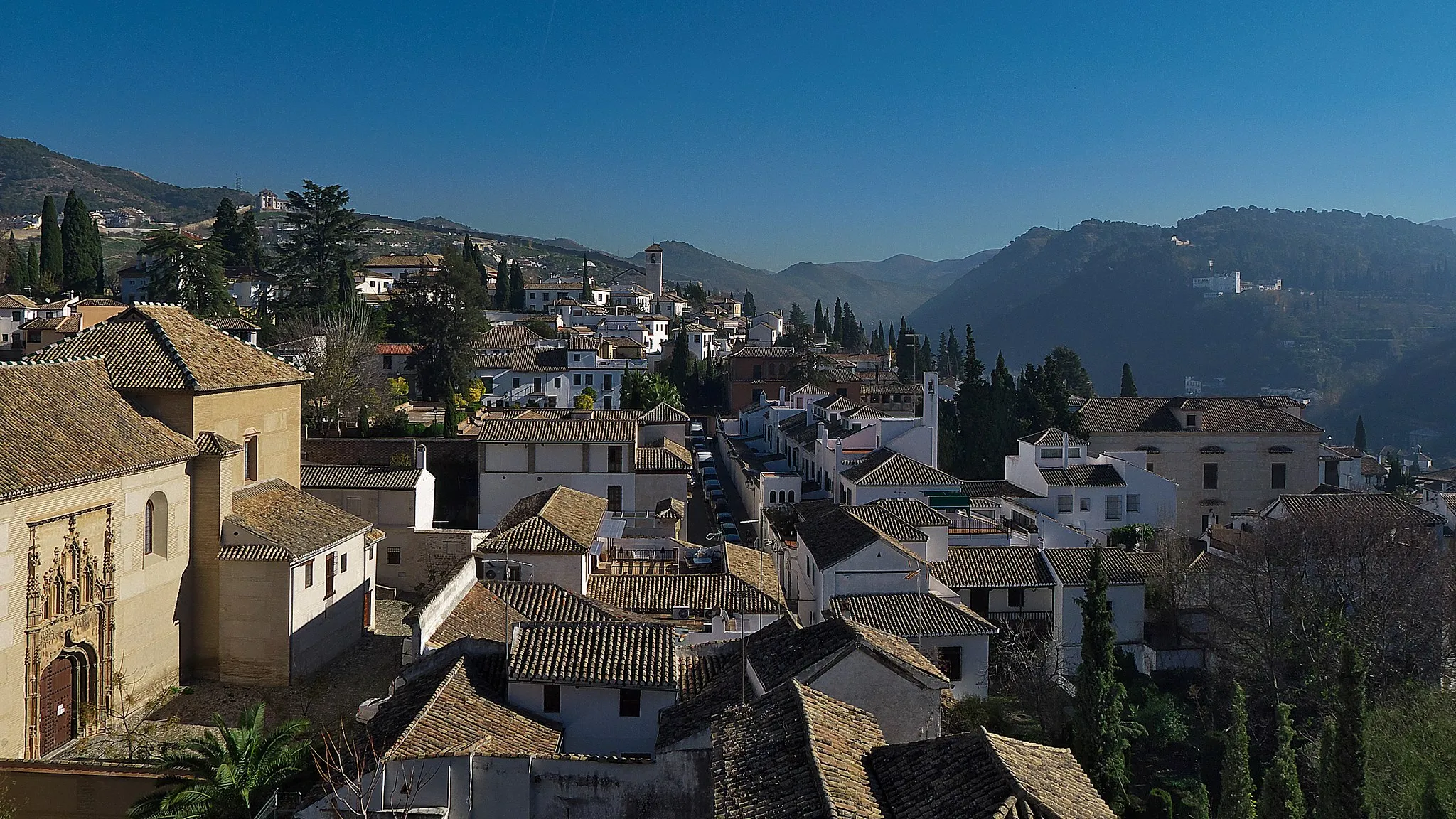 Photo showing: Vista de la calle Santa Isabel la Real