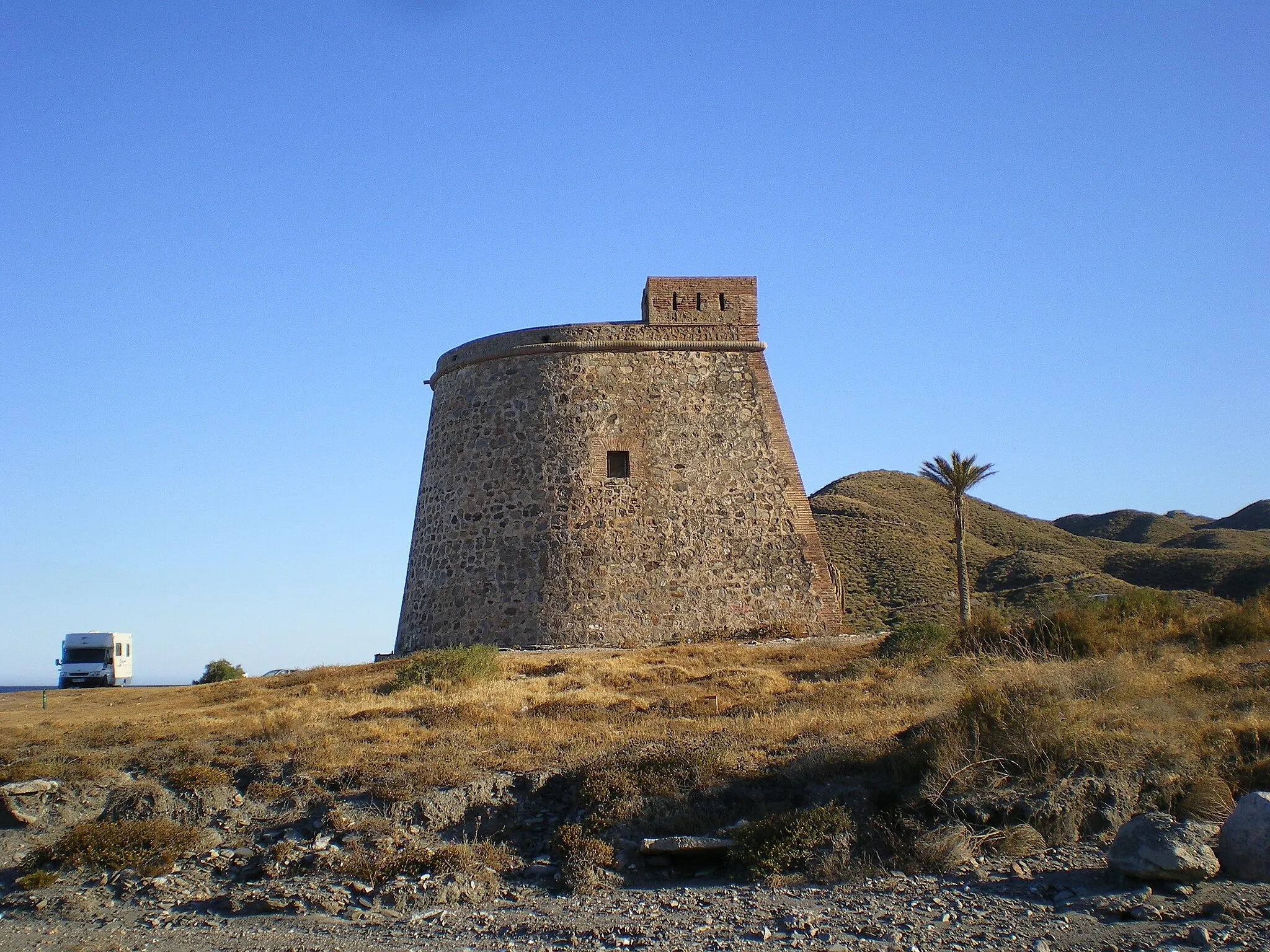 Photo showing: Fotografía de la fachada norte del la Torre de Macenas, Mojácar, provincia de Almería, España, torre defensiva tipo pezuña.