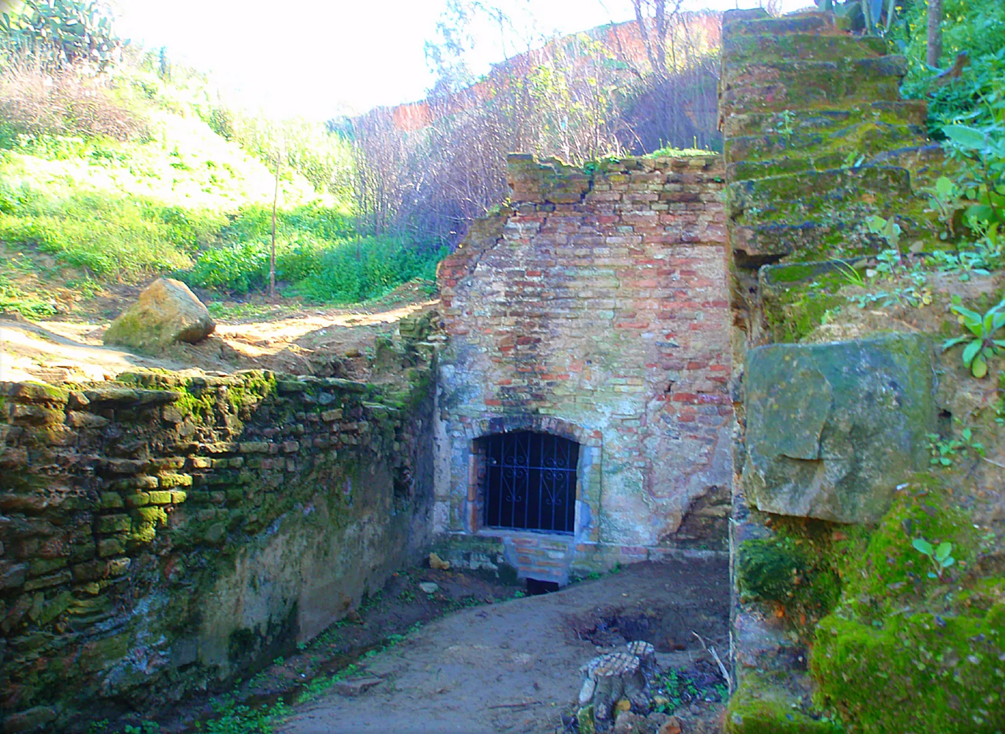 Photo showing: La Fuente Vieja, esta se encontraba situada en las laderas del Conquero, su propio nombre indica que para los pobladores de la Huelva medieval se trataba de una obra ya anterior a la memoria. Por su situación, que propiciaba un mayor y continuo caudal de agua, suministraba agua a la ciudad incluso en épocas de sequía. Esto implica que probablemente esta fuente no sea más que un surtidor agregado a uno de los depósitos romanos aprovechando una buena situación en la que el aporte de agua era permanente.