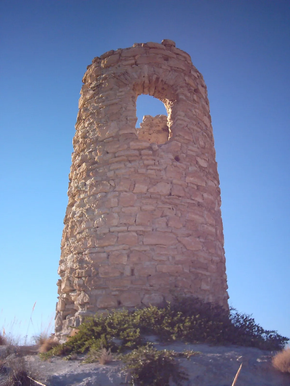 Photo showing: Torre de La Cañada, situada en el municipio de Cortes de Baza, Granada (España). Formaba parte del sistema defensivo nazarí del siglo XIV en la Hoya de Baza.