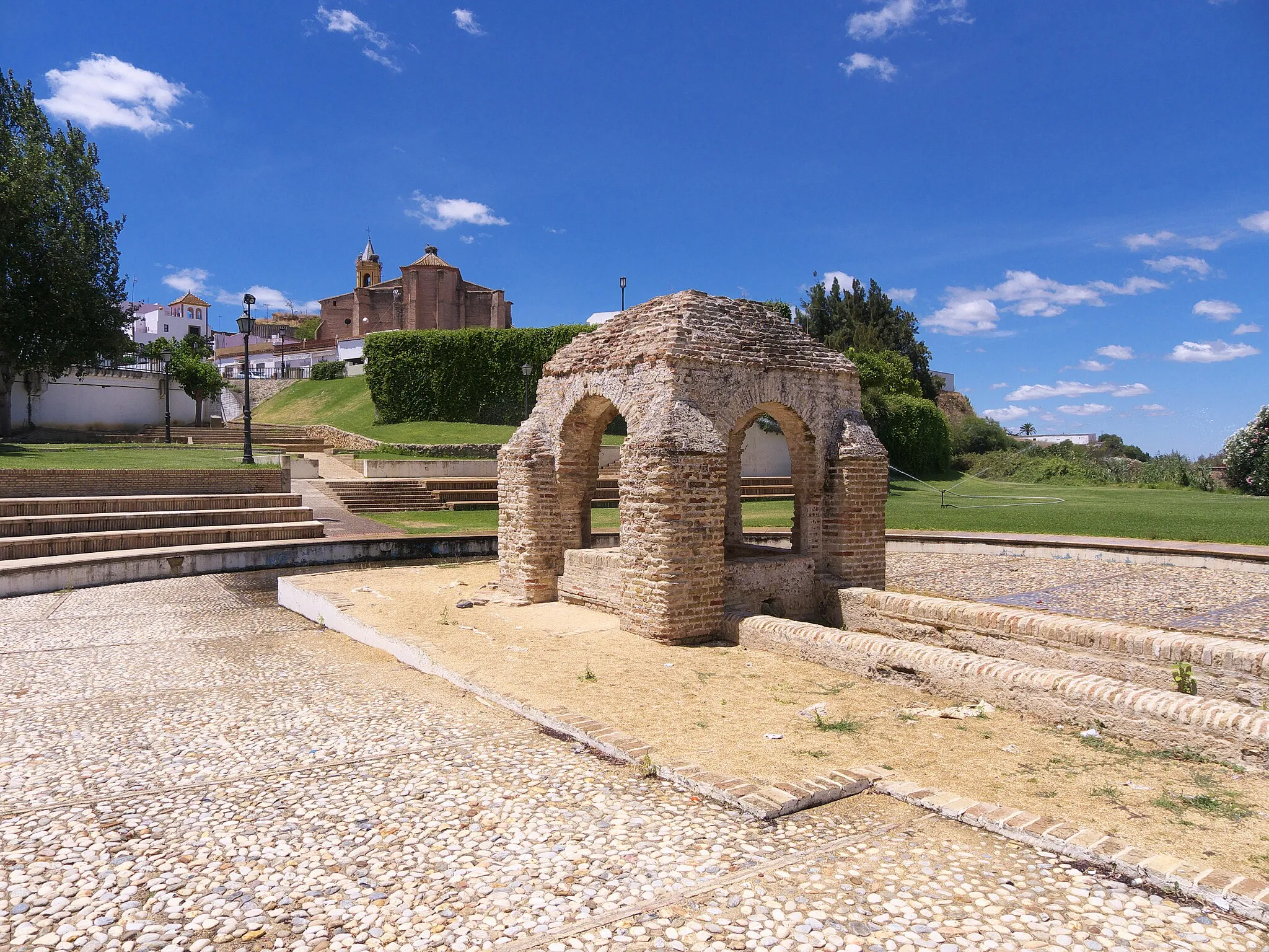 Photo showing: Todo un símbolo de la Gran Aventura. Ella y su enclave, lo providencial del reconocido descubrimiento de las Indias o América, la iglesia de San Jorge, las calaberas, los hermanos Pinzón, los marineros, Garci-Fernández, ... Palos de la Frontera. En opinión personal, Colón, ¡nació de pié!