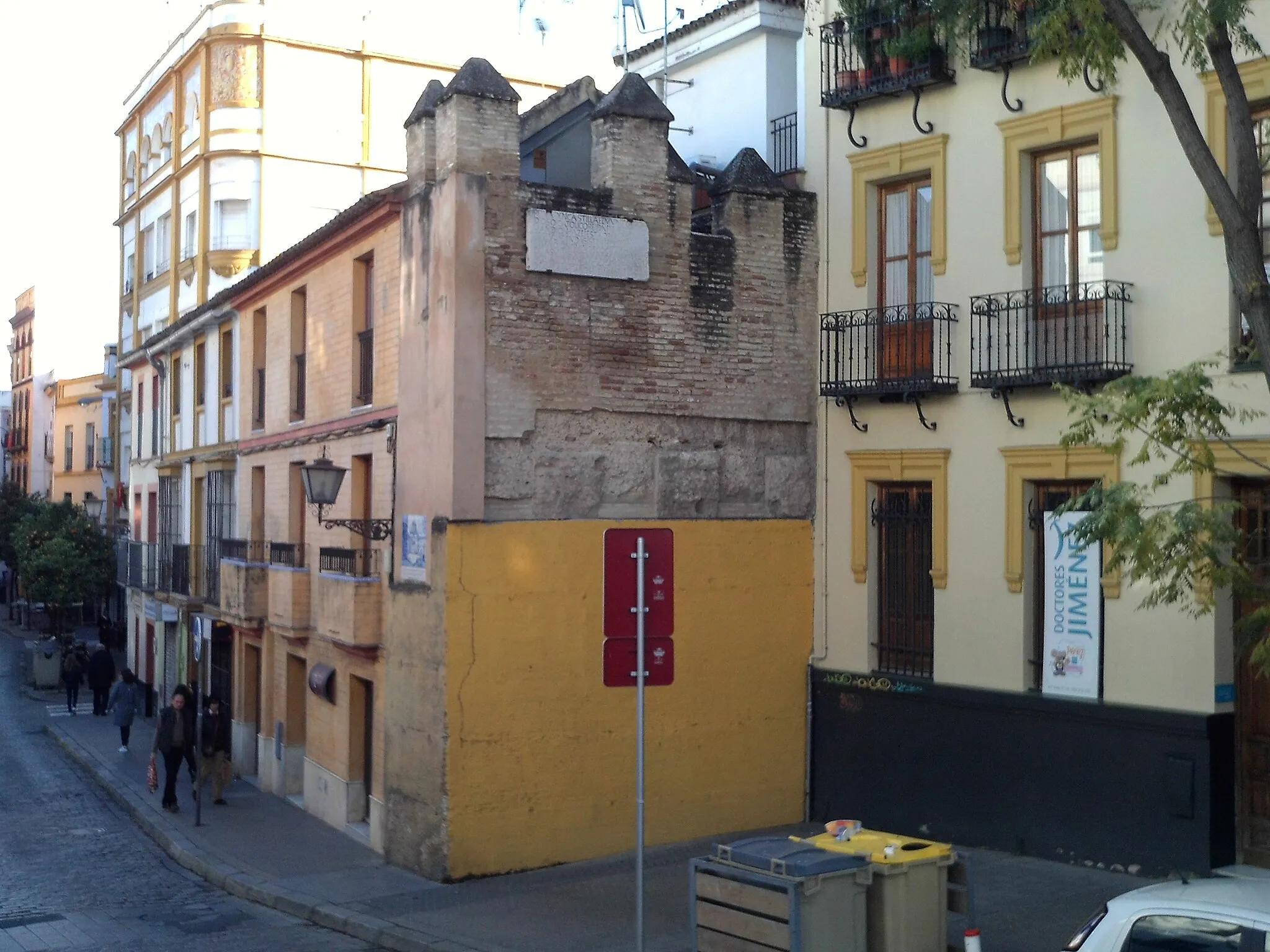 Photo showing: Lienzo de muralla que queda en la zona donde estaba la puerta de Goles. Sevilla, Andalucía, España.