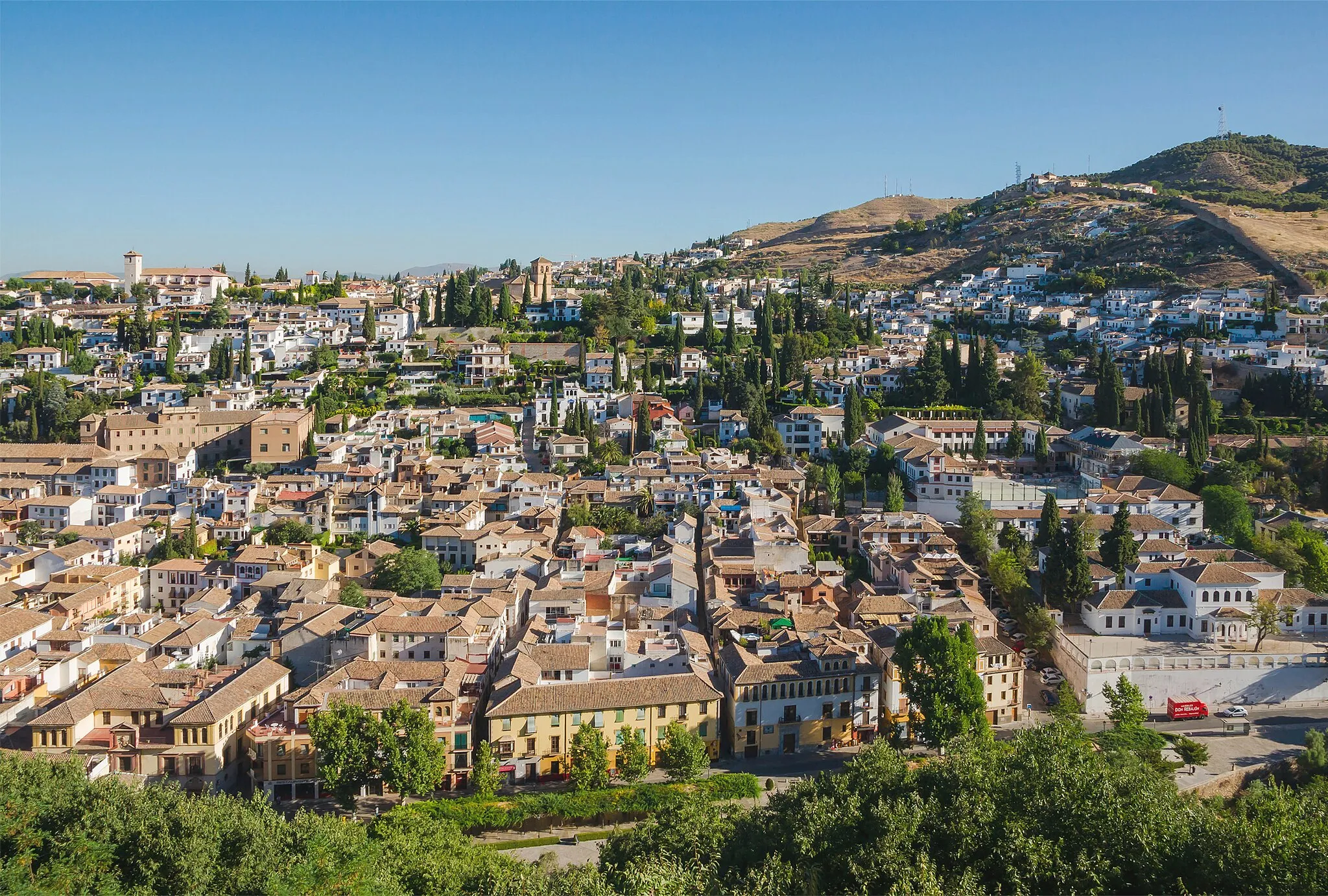 Photo showing: From Alhambra, the old neighborhood of Albayzin, from church San Nicolas to Nasrid Walls and Sacromonte. Granada, Spain.