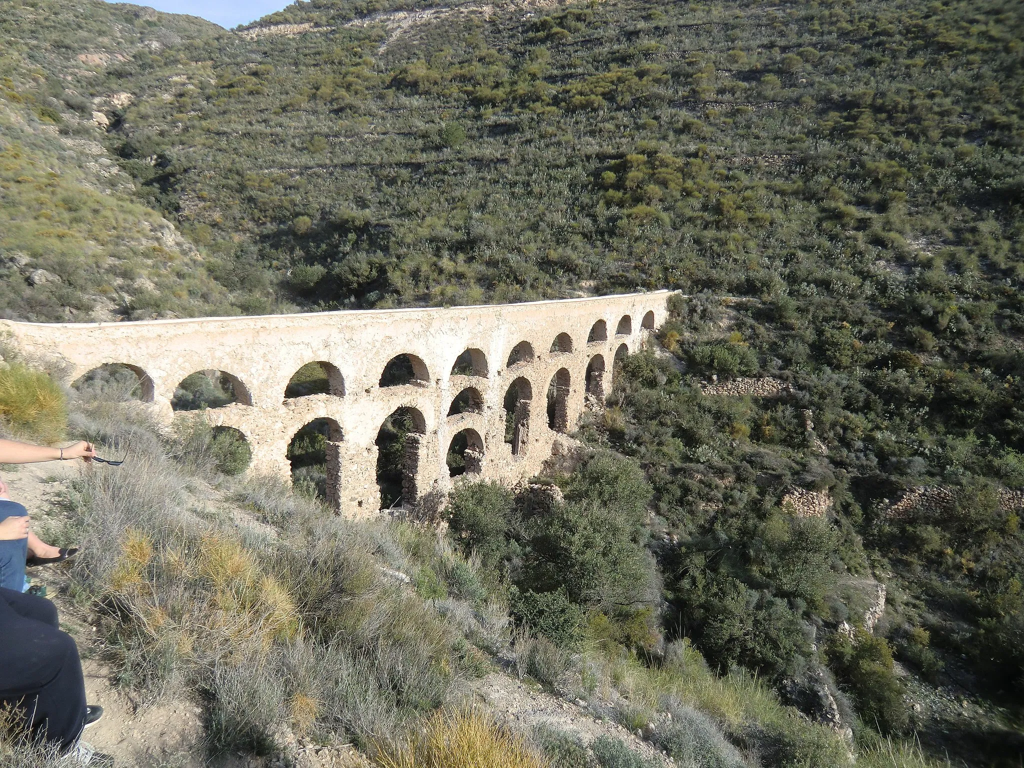 Photo showing: Vista frontal del acueducto de Carcauz