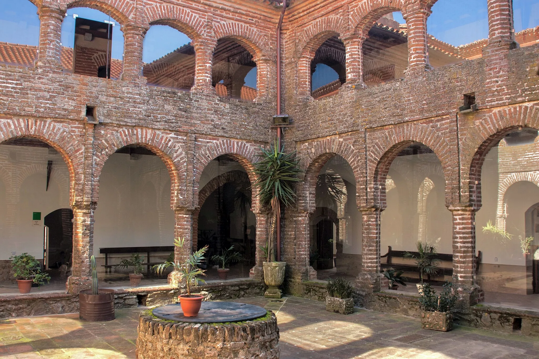 Photo showing: Claustro del Monasterío de Tentudía