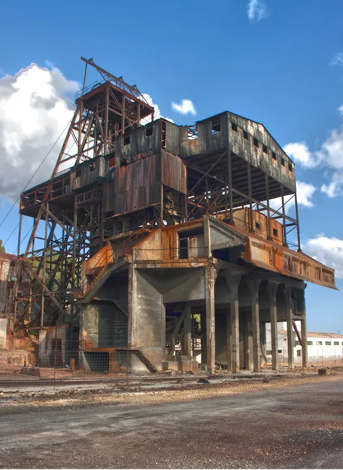 Photo showing: Malacate del Pozo Algaida, en la mina de La Zarza (Huelva). Desde esta instalación los mineros descendían a la mina, y los materiales eran extraídos.