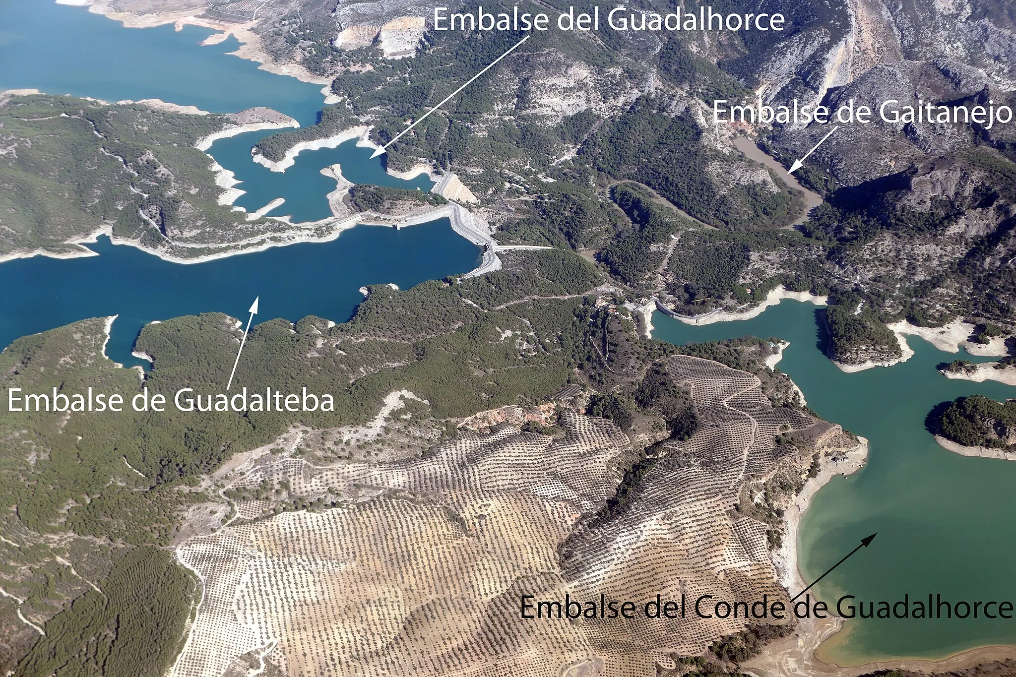 Photo showing: An aerial view showing part of four reservoirs in the south of Spain. They are Guadalhorce, Guadalteba, Gaitanejo and Conde de Guadalhorce.
