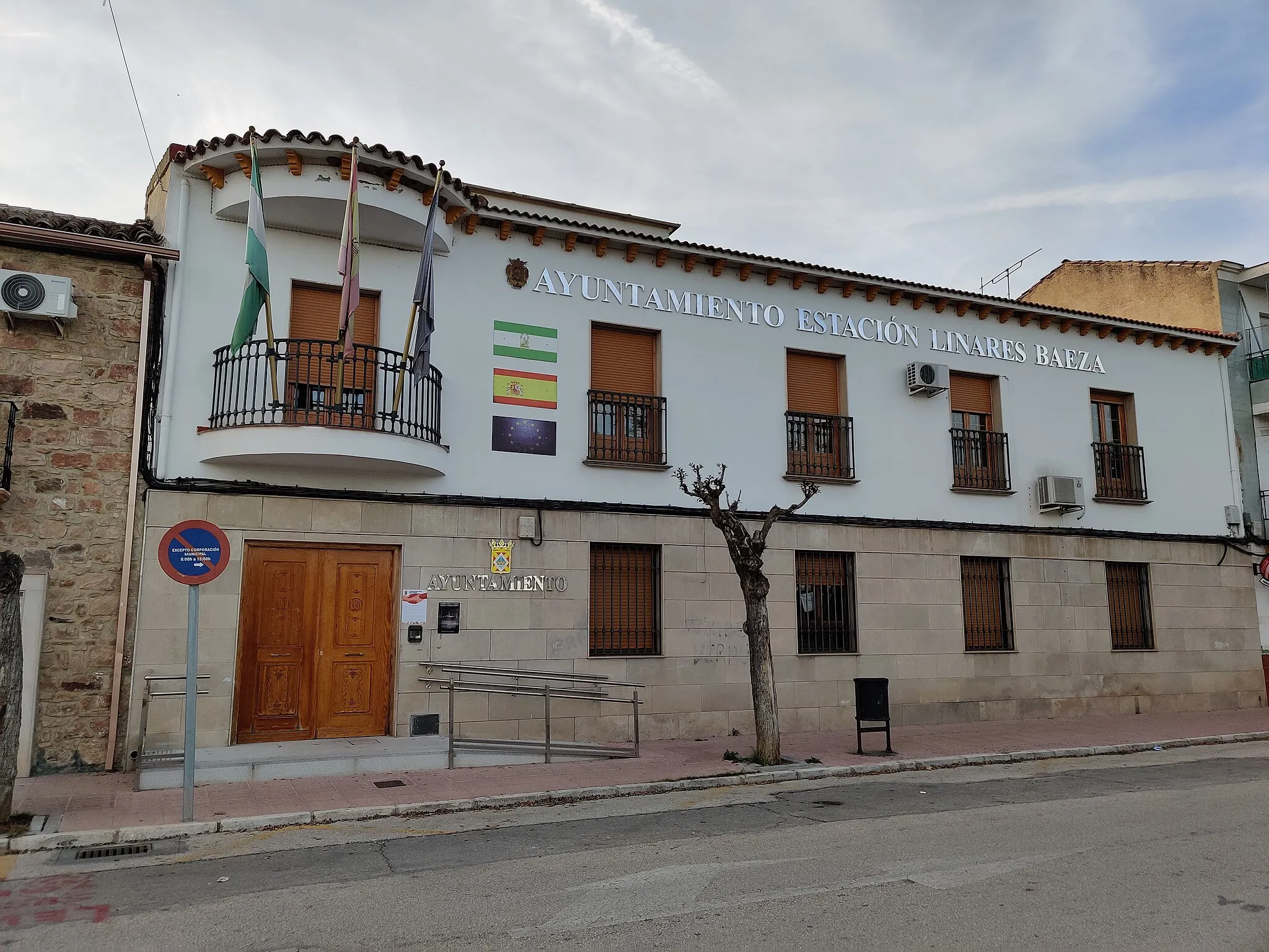 Photo showing: Fachada del edificio del ayuntamiento de la pedanía de la Estación de Linares-Baeza.