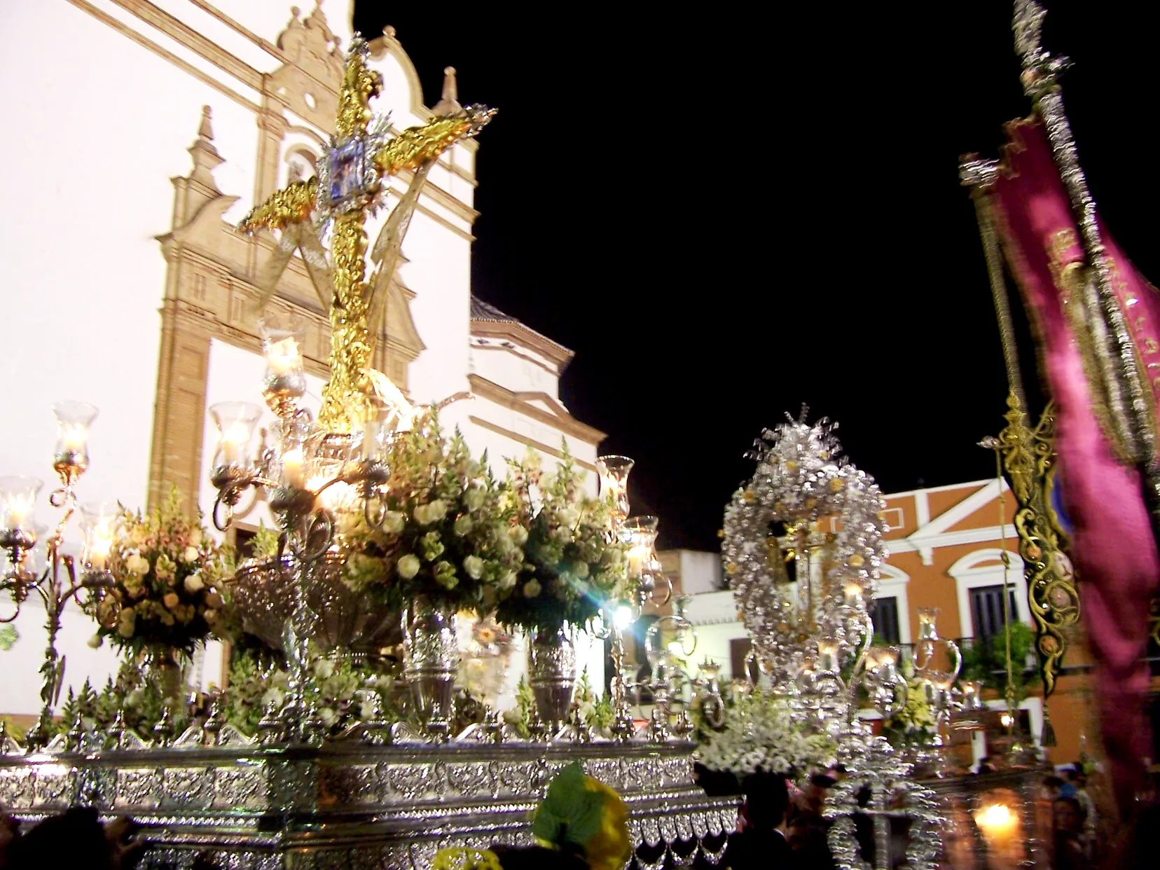 Photo showing: La Cruz de la Calle La Fuente dando las "cabezás" a una de las Cruces de Mayo de Rociana.
