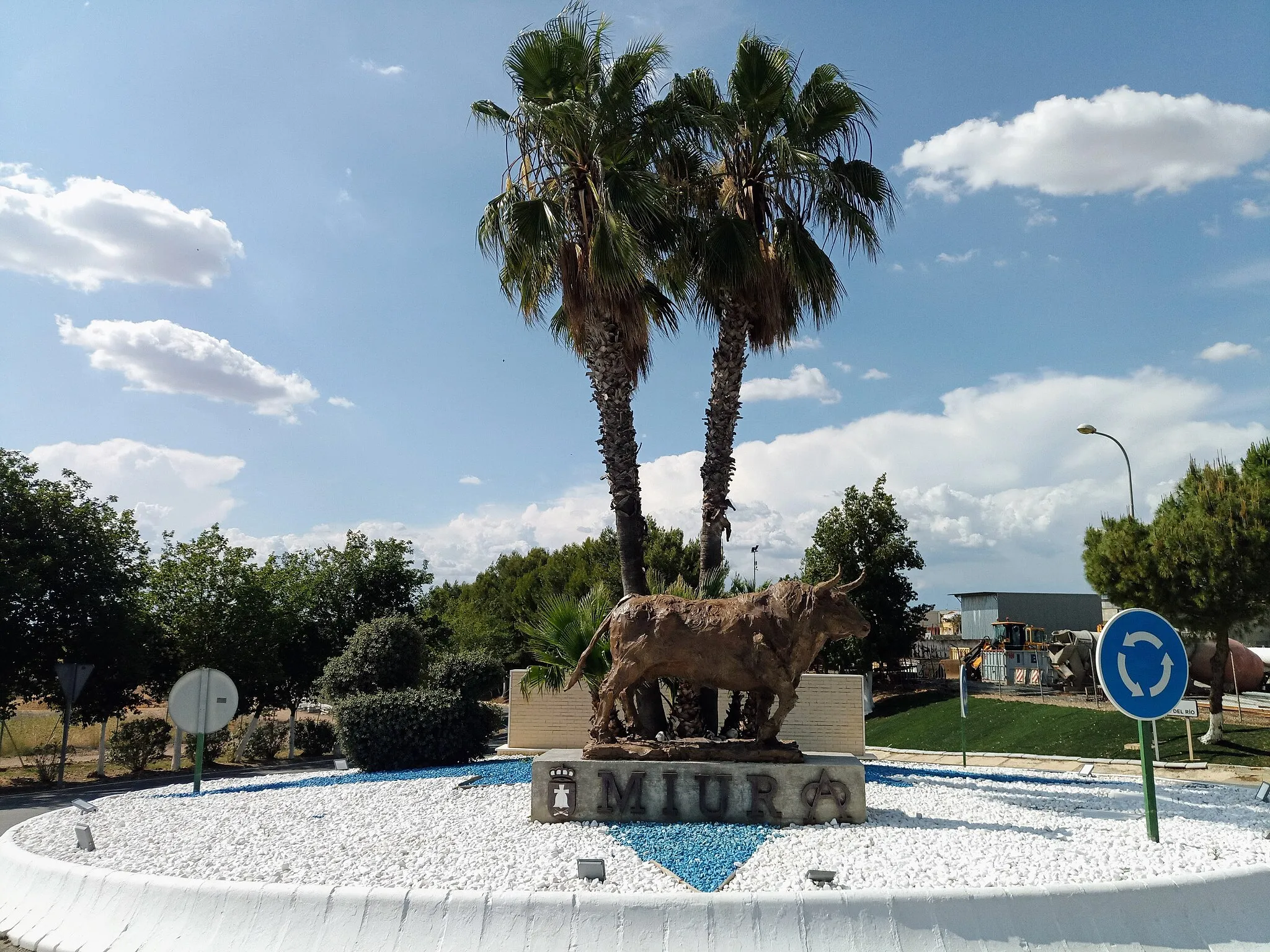 Photo showing: Monument to the bull of the Miura cattle ranch in the roundabout of La Campana