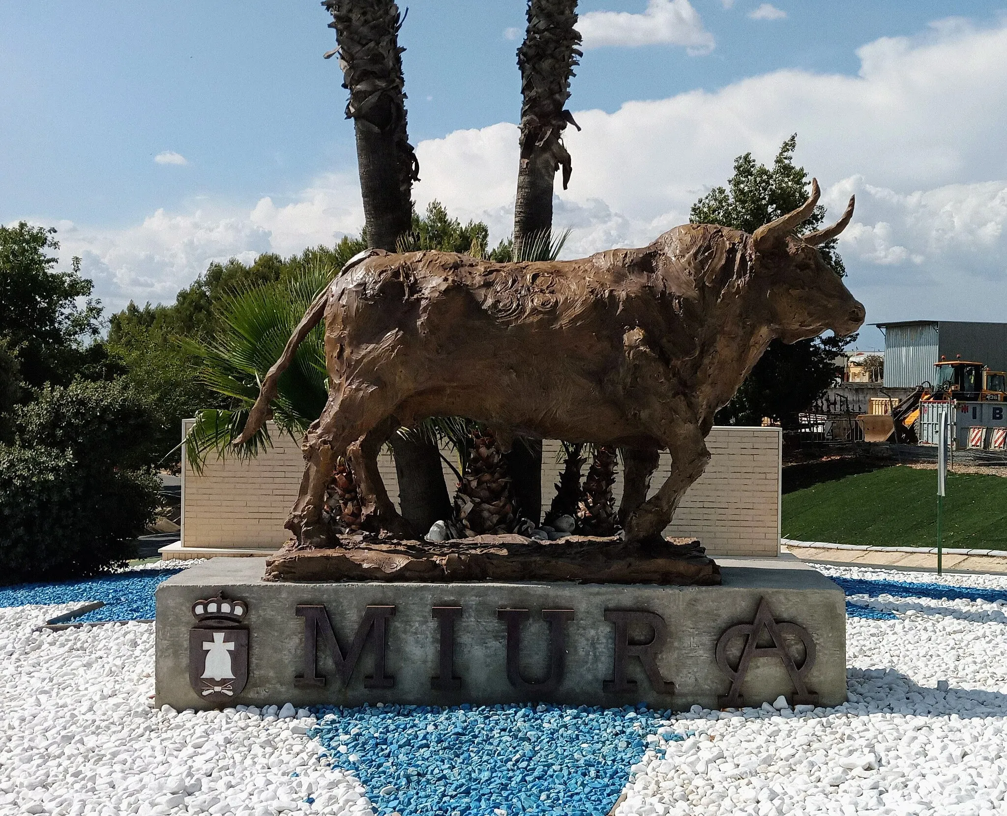 Photo showing: Monument to the bull of the Miura cattle ranch in the roundabout of La Campana