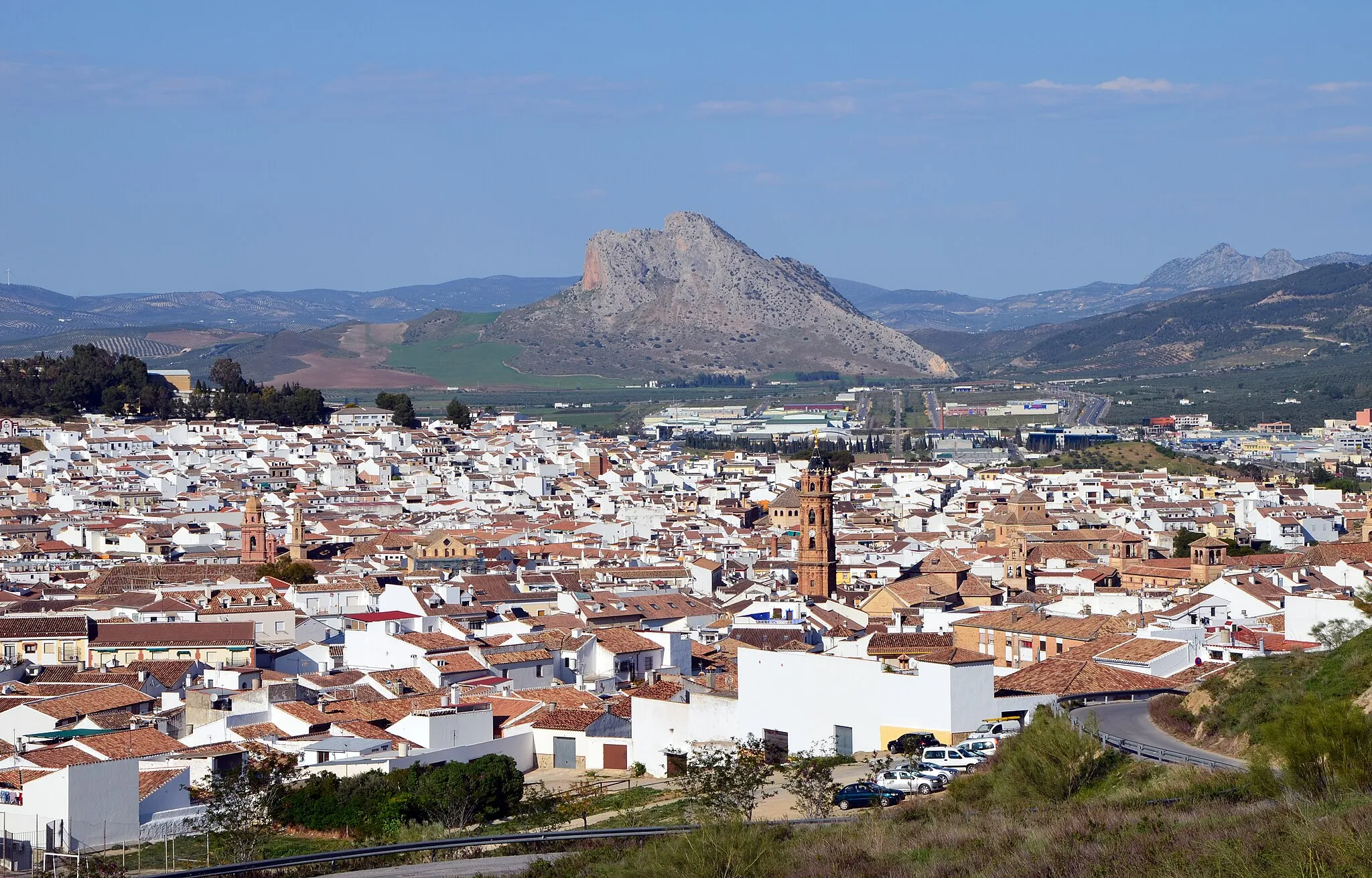 Photo showing: Antequera (Andalusia, Spain) and the mountain called Peña de los Enamorados (Lovers' rock).