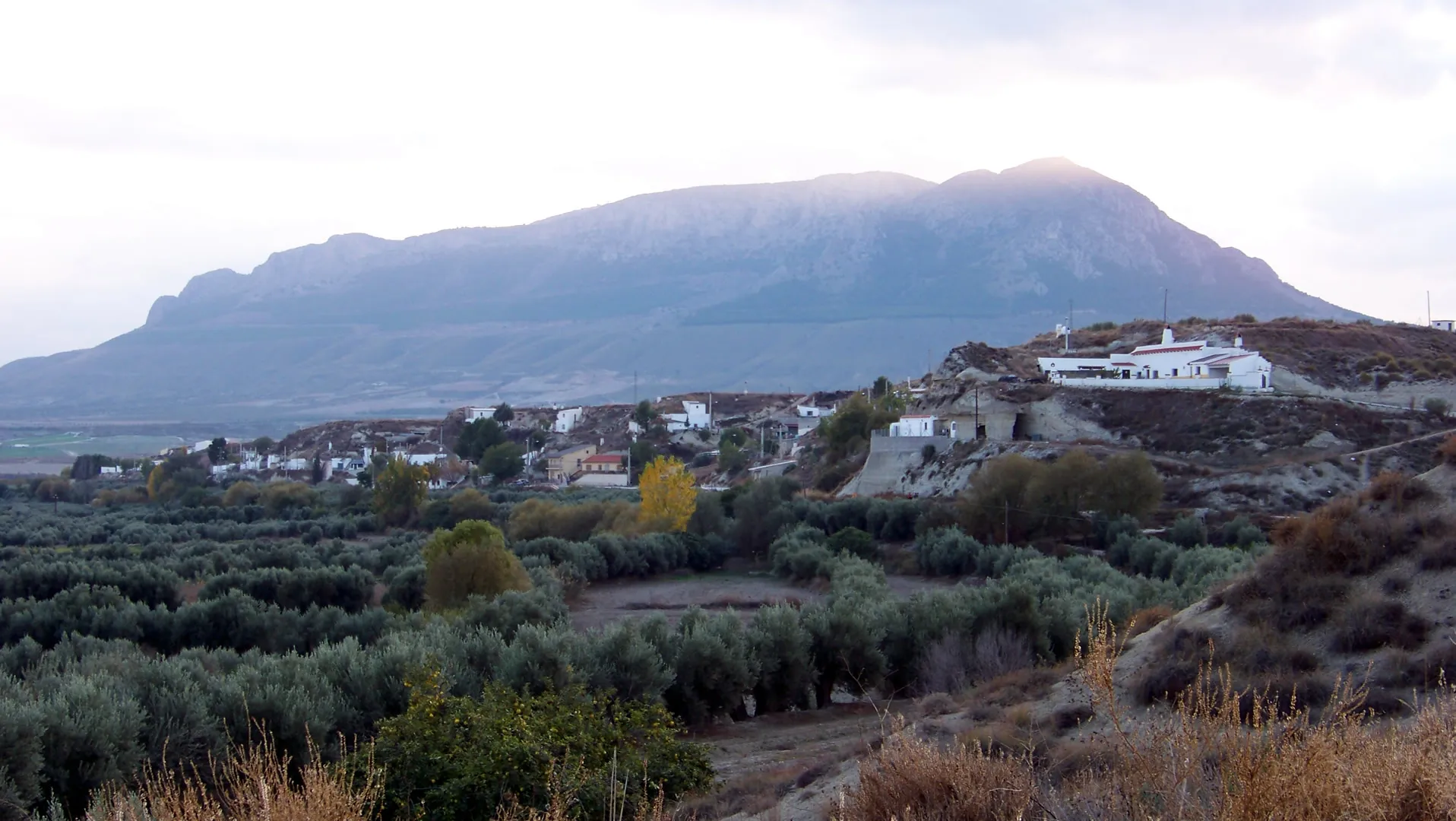 Photo showing: Panorámica de la localidad de Huerta Real, en el municipio de Benamaurel (provincia de Granada, España), con el cerro Jabalcón al fondo.