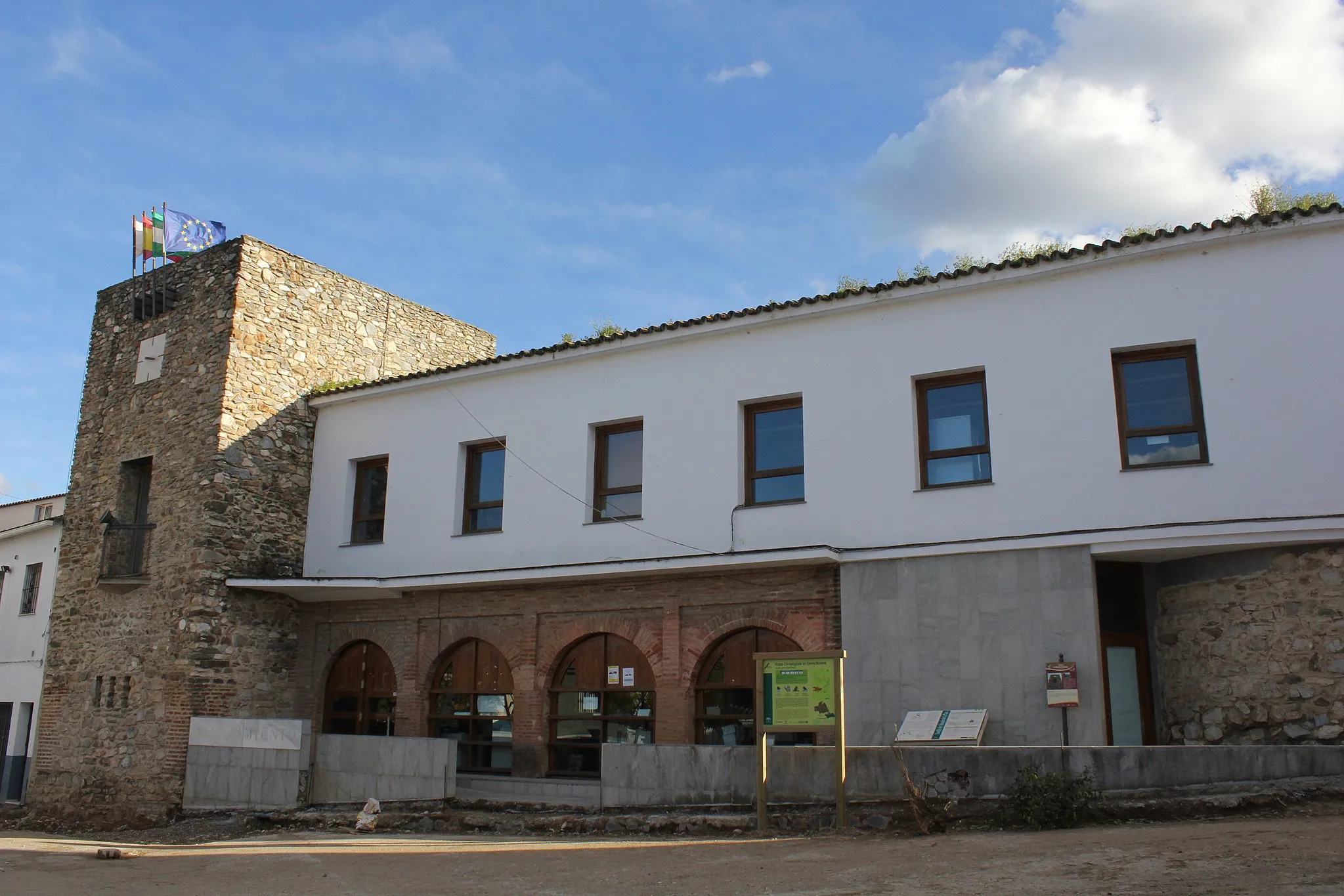 Photo showing: Vista frontal de los restos que quedan del Castillo