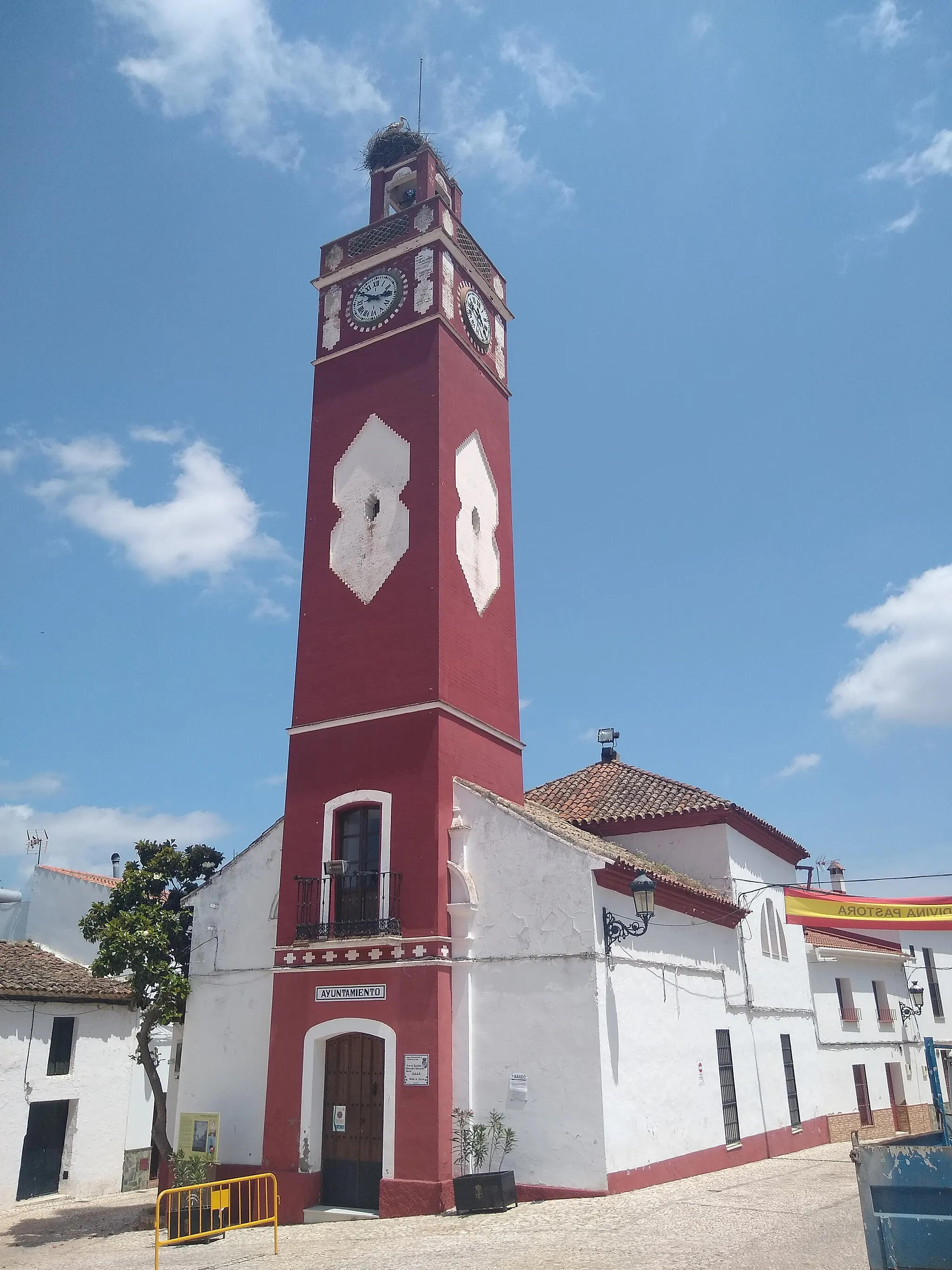 Photo showing: En el siglo XV se construyó el Hospital de los Ángeles, que en el siglo XVII pasó a convertirse en ermita. En 1905 comenzó a construirse la torre del reloj. En 1906 ya estaba levantada. En la actualidad son dependencias municipales.