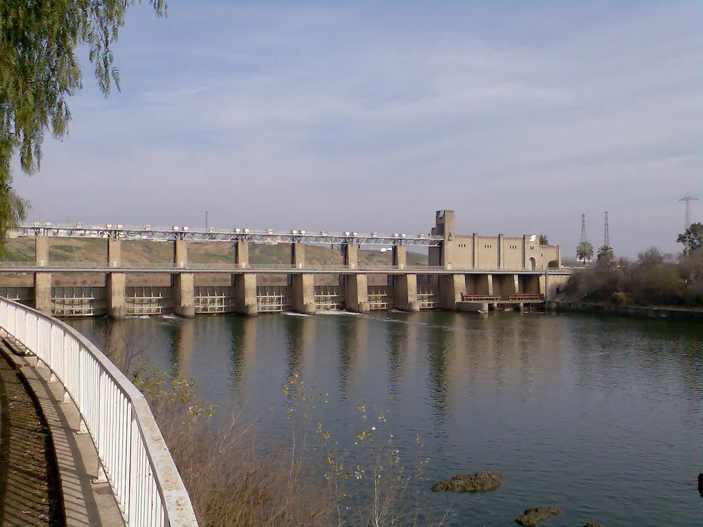 Photo showing: Presa de Alcalá del Río (Sevilla). Fotografía tomada con un teléfono Nokia 6234.