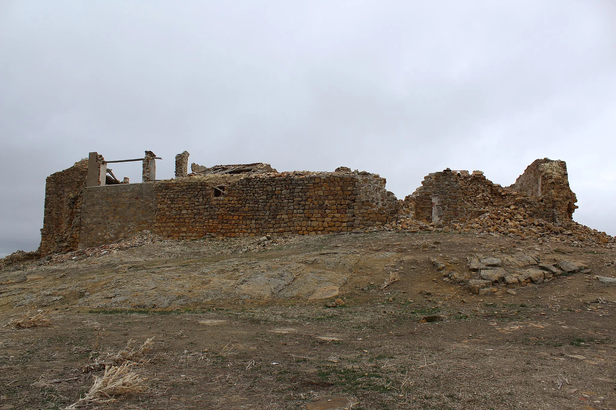 Photo showing: Vista general del castillo de Fuentetétar desde el lado Suroeste.