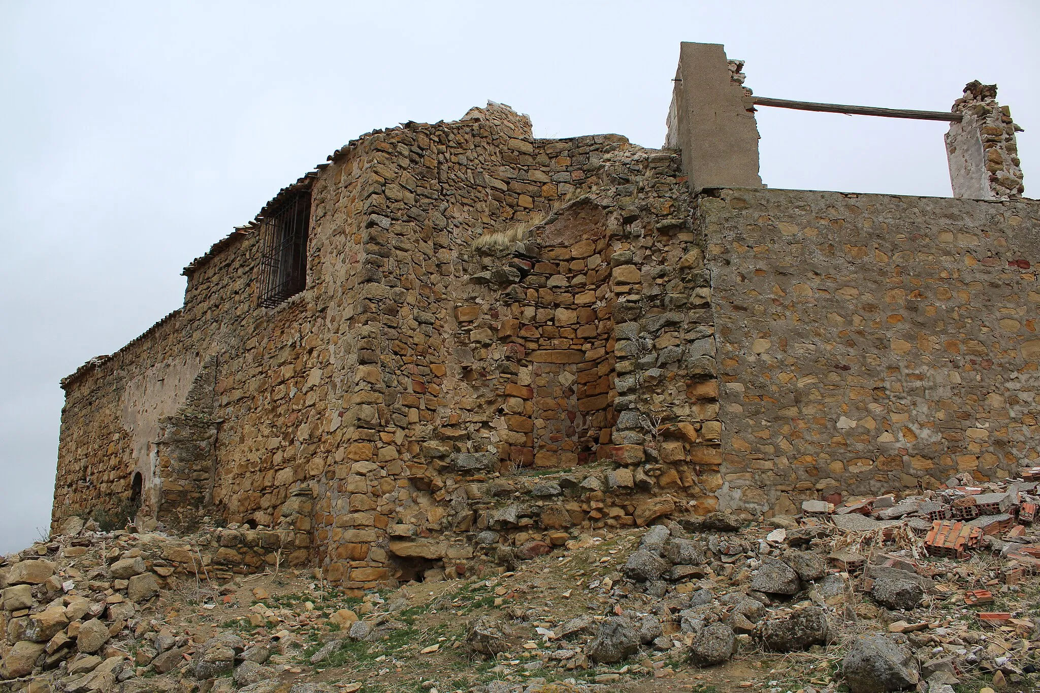 Photo showing: Tramos arruinados y recompuestos del castillo de Fuentetétar, Jaén.