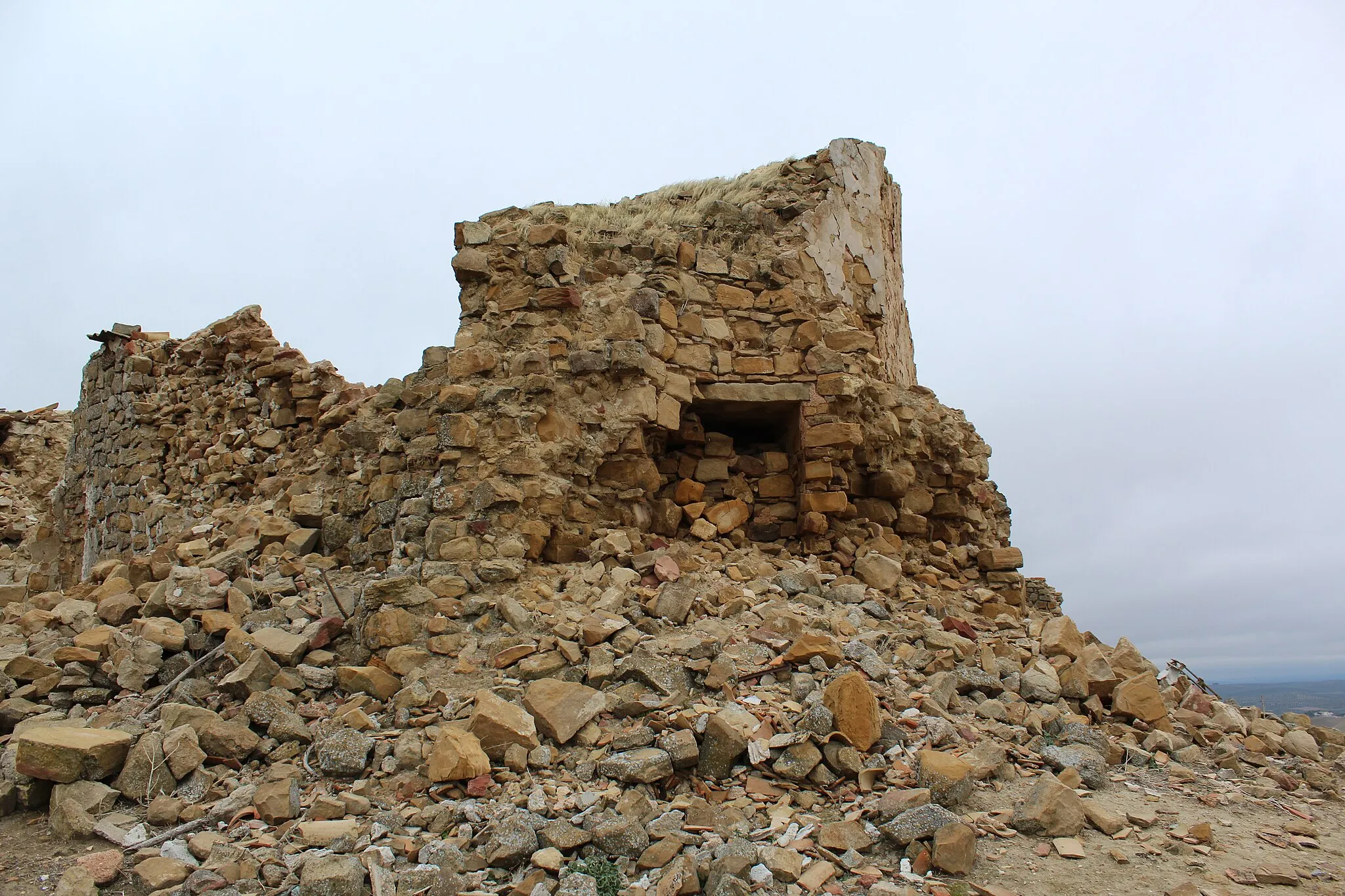 Photo showing: Ruinas del torreón situado en la esquina Suroeste del castillo.