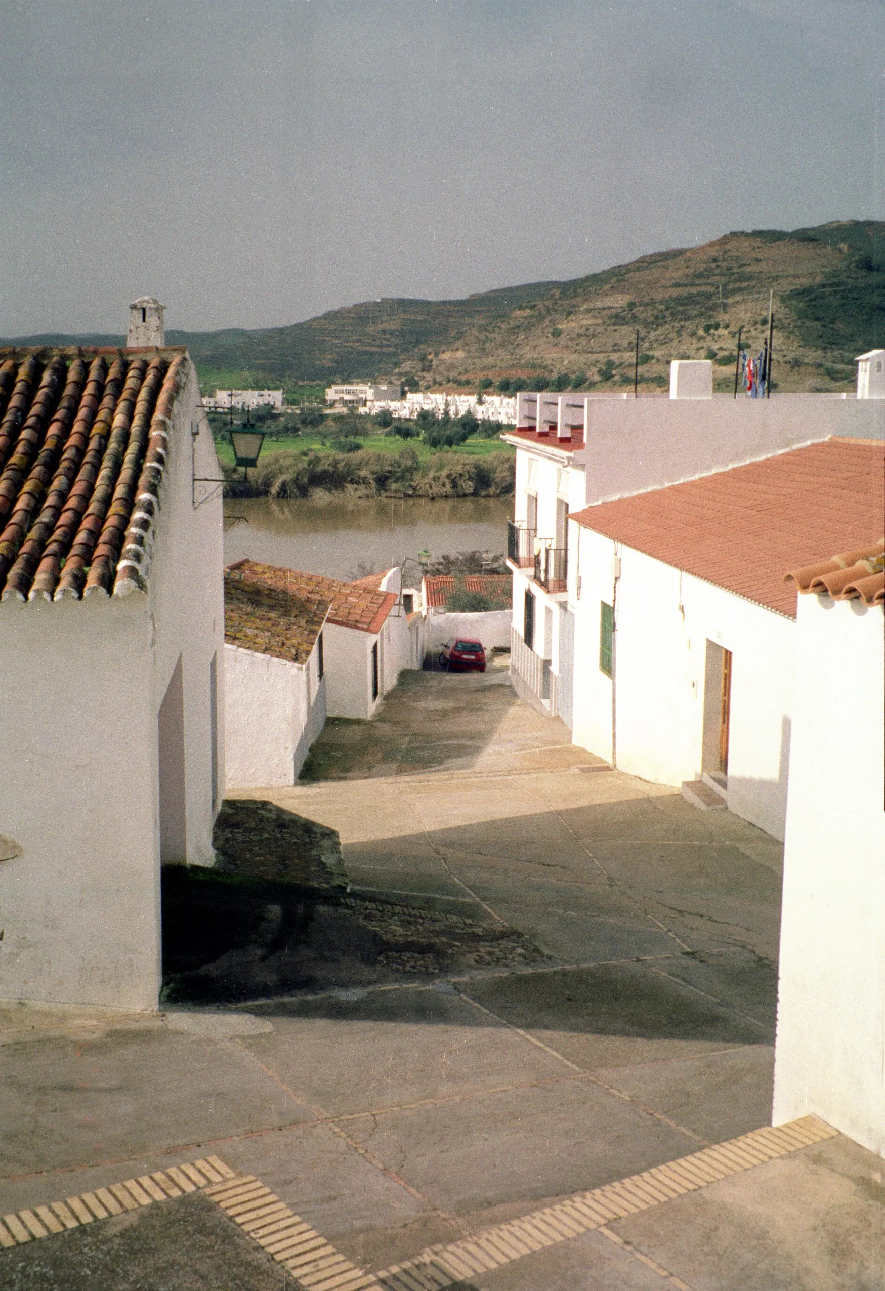 Photo showing: Sanlúcar de Guadiana, the street Calle de las Piedras, view from to Alcoutim