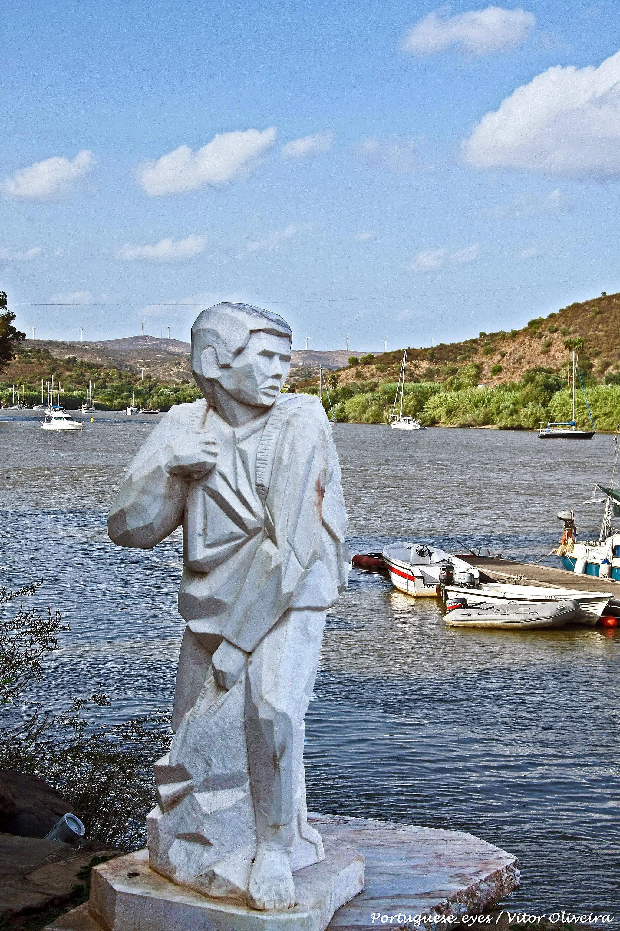 Photo showing: Naturalmente que Alcoutim, como vila raiana, teve propensão para a atividade do contrabando, existindo ainda o contributo do fator económico, já que a região era muito pobre.
O contrabando fazia-se por toda a margem do rio, onde terminavam os caminhos dos almocreves serranos espalhados por várias aldeias e montes, como Giões, Cachopo, Martim Longo e Santana da Serra.

Trigo e outros cereais, figos, café, ovos e gado, entre outros produtos, passavam perto da vila, nas épocas em que afluíam os compradores a Sanlúcar. Oriundo da Andaluzia, era importante o contrabando de tecidos e de miolo de amêndoa. www.cm-alcoutim.pt/pt/411/estatua-do-contrabandista.aspx