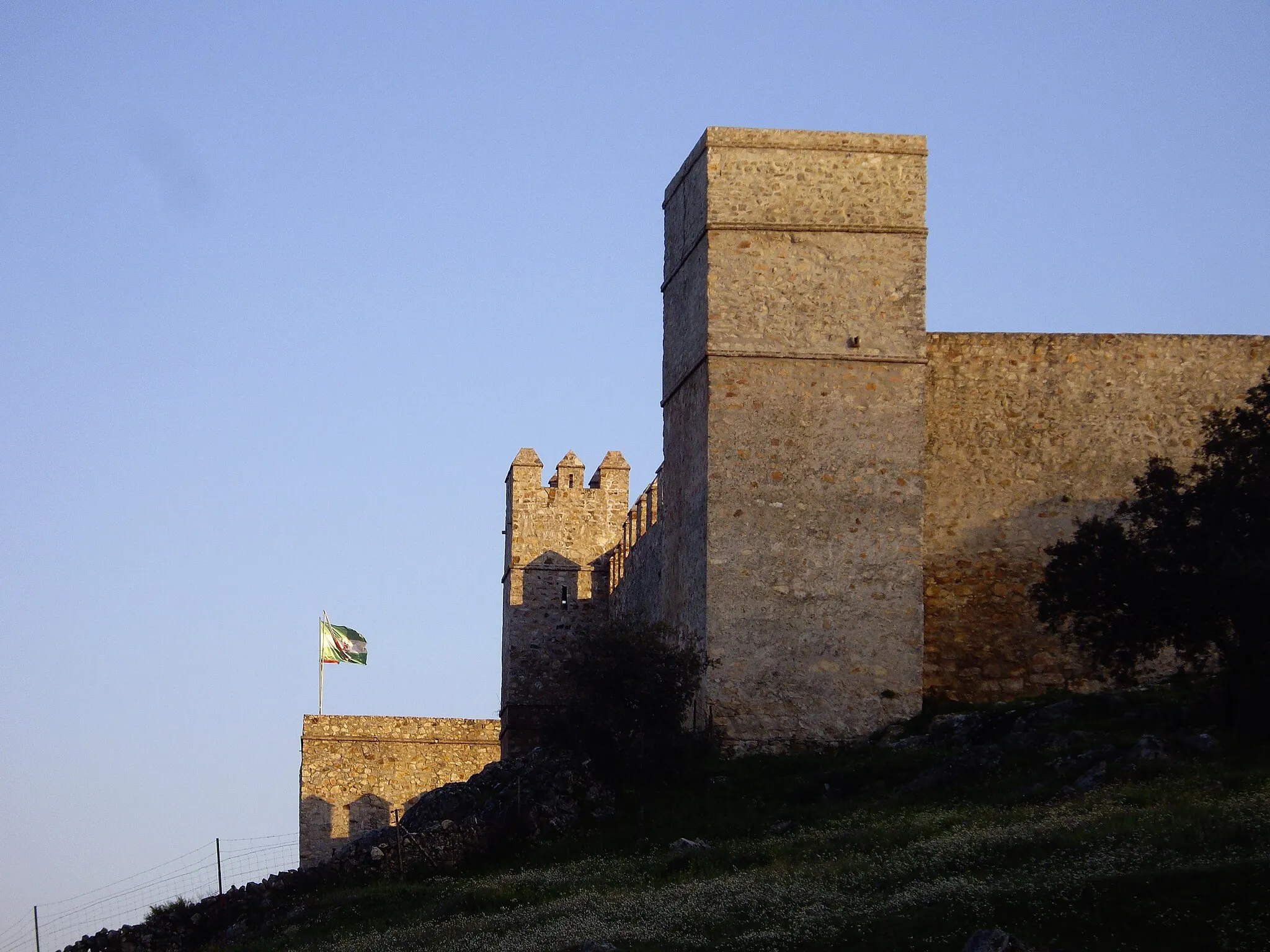 Photo showing: Murallas del castillo de Santa Olalla del Cala, en la provincia de Huelva (España).