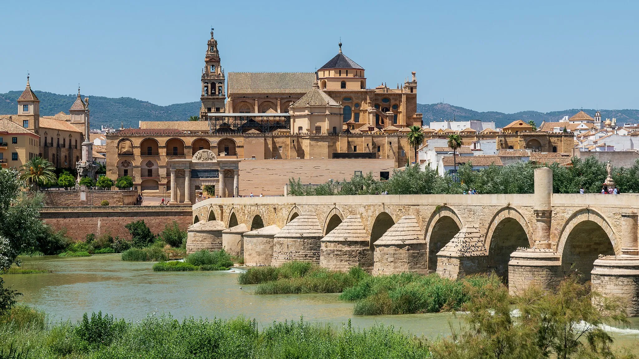 Photo showing: Views of the Historic centre of Córdoba from the Guadalquivir River, from where the Mosque-Cathedral and the Roman Bridge stand out, declared a World Heritage Site by UNESCO in 1994. In the image you can also see the Puerta del Puente, the Triunfo de San Rafael and part of the Episcopal Palace.